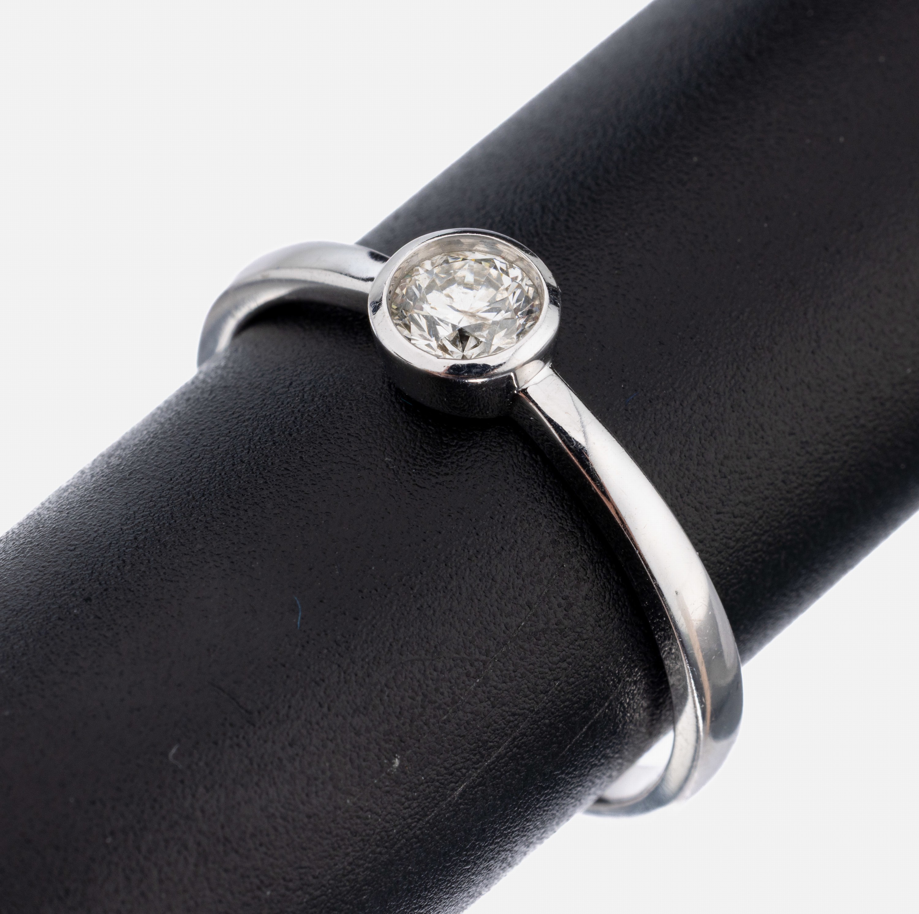 14 kt Gold Brillant-Ring, WG 585/000, Brillant ca. 0.50 ct Weiß-l.get.Weiß/si, RW 66, ca. 3.6 g