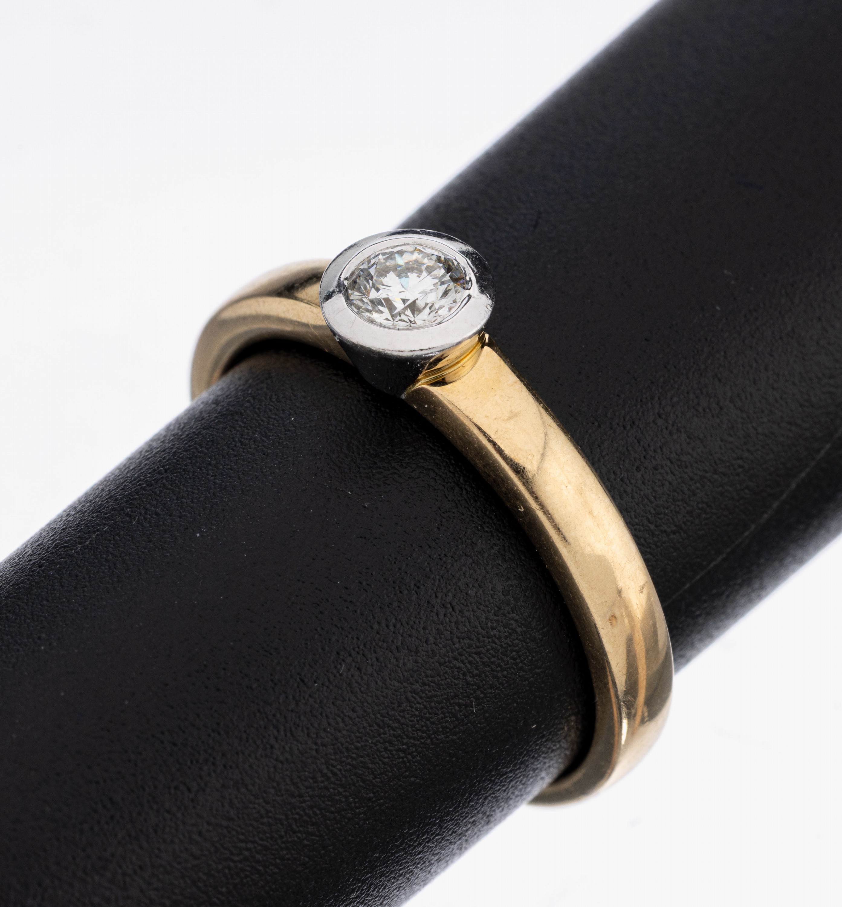 14 kt Gold Brillant-Ring, GG 585/000, in WGgefasster Brillant ca. 0.25 ct Weiß/si, RW 57,ca. 4.1 g