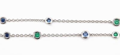 26917477a - 18 kt Gold Farbstein-Collier, WG 750/000, 9 rundfacett. Saphire zus. ca. 0.30 ct, 7 ...
