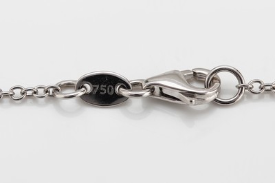 26917477b - 18 kt Gold Farbstein-Collier, WG 750/000, 9 rundfacett. Saphire zus. ca. 0.30 ct, 7 ...