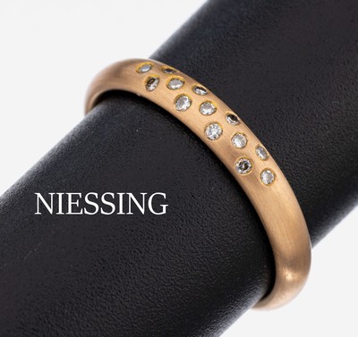 Image 18 kt Gold NIESSING Brillant-Ring, RG 750/000 sat., 13 Brillanten zus. ca. 0.10 ct ...