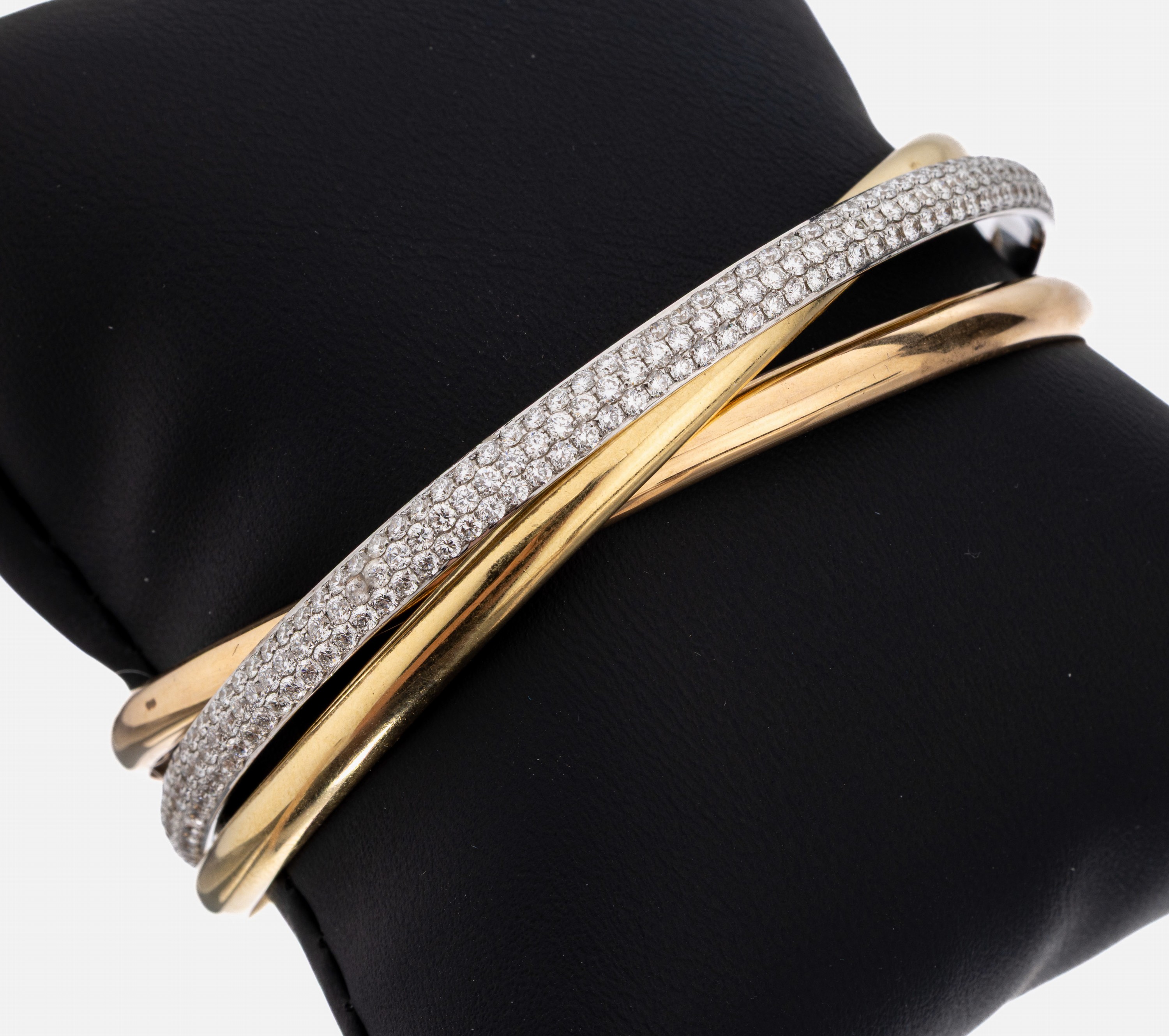 18 kt Gold Brillant-Armreif, GG/WG/RG 750/000, WG-Reif mit Brillanten zus. ca. 6.05 ct Weiß/si, ca. 57.2 g, D. ca. 6.5 cm