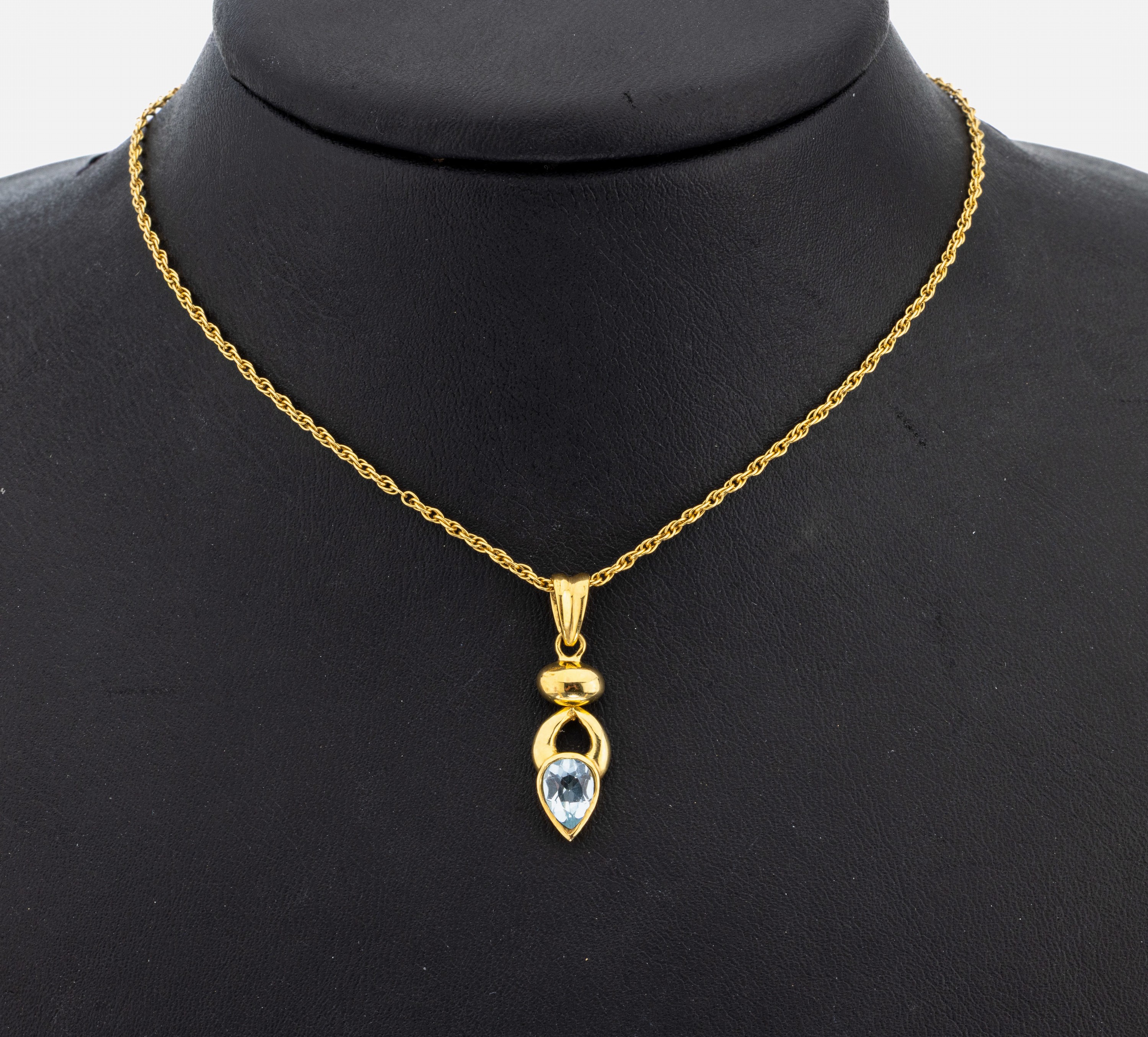 14 kt Gold Aquamarin-Anhänger, GG 585/000 gepr., facett. Aquamarintropfen ca. 1.10 ct, an Kette, GG 333/000, L. ca. 41.5 cm, Federringschließe, ...