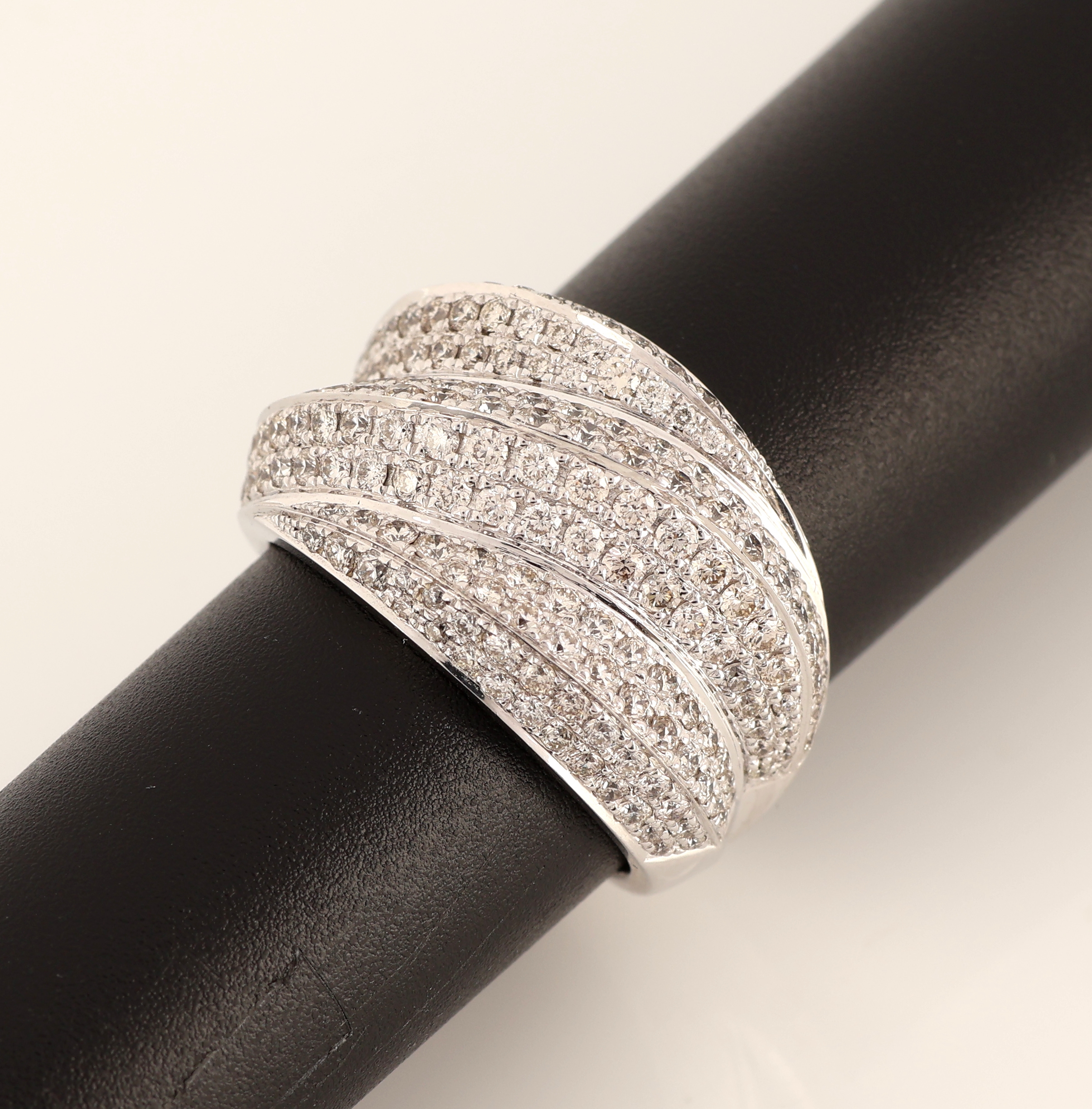 Detail a: 18 kt Gold Brillant-Ring, WG 750/000, außergewöhnliche Gestaltung, 192 Brillanten zus. ca. 1.85 ct (grav.) Weiß/si, RW 55, ca. 11.4 g
