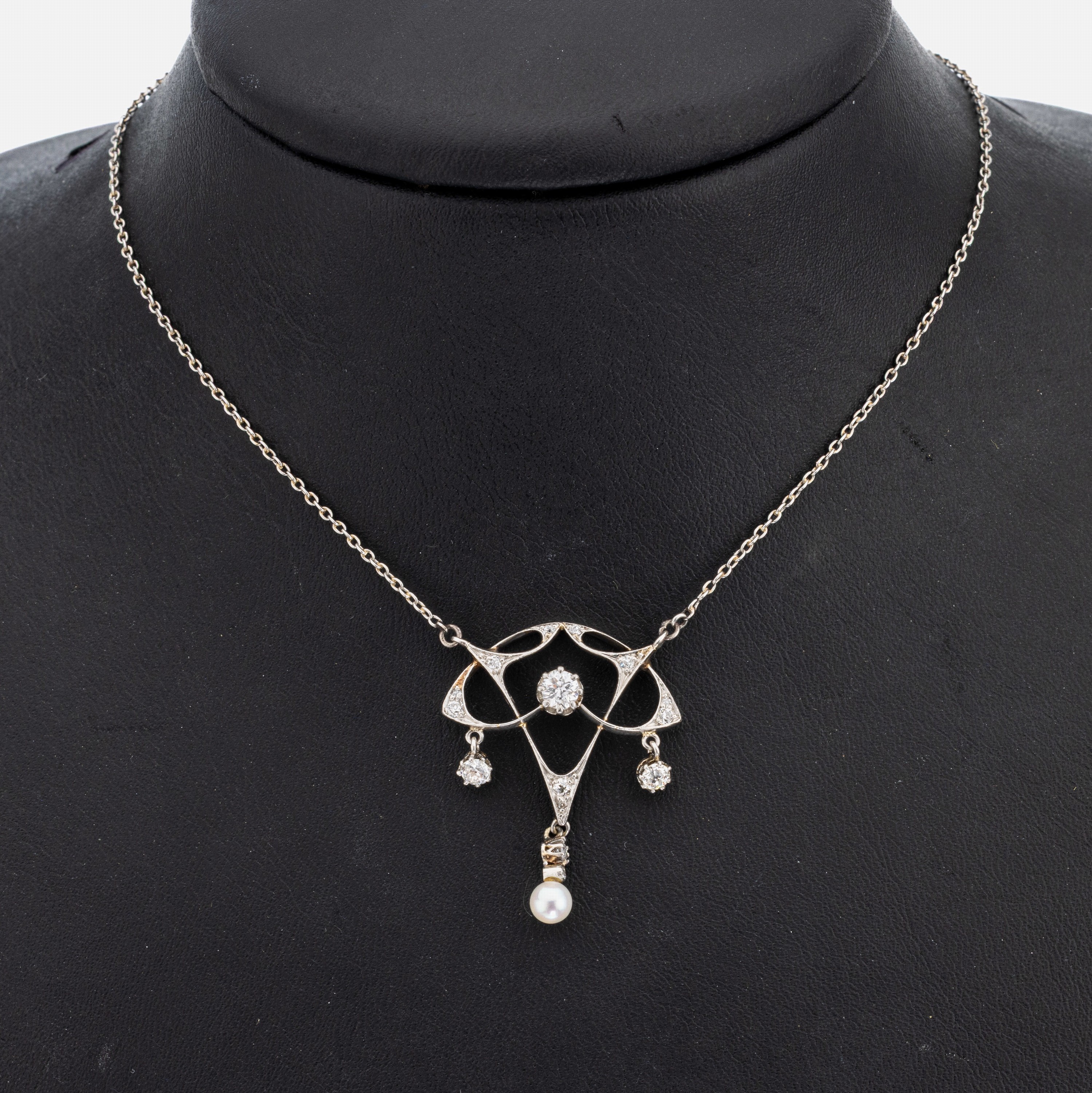 Platin Jugendstil Diamant-Collier, Platin und Silber, Altschliffdiamanten zus. ca. 0.30 ct, bewegl. Abhängung mit Orientperle, zeittyp., L. ca. 40 ...