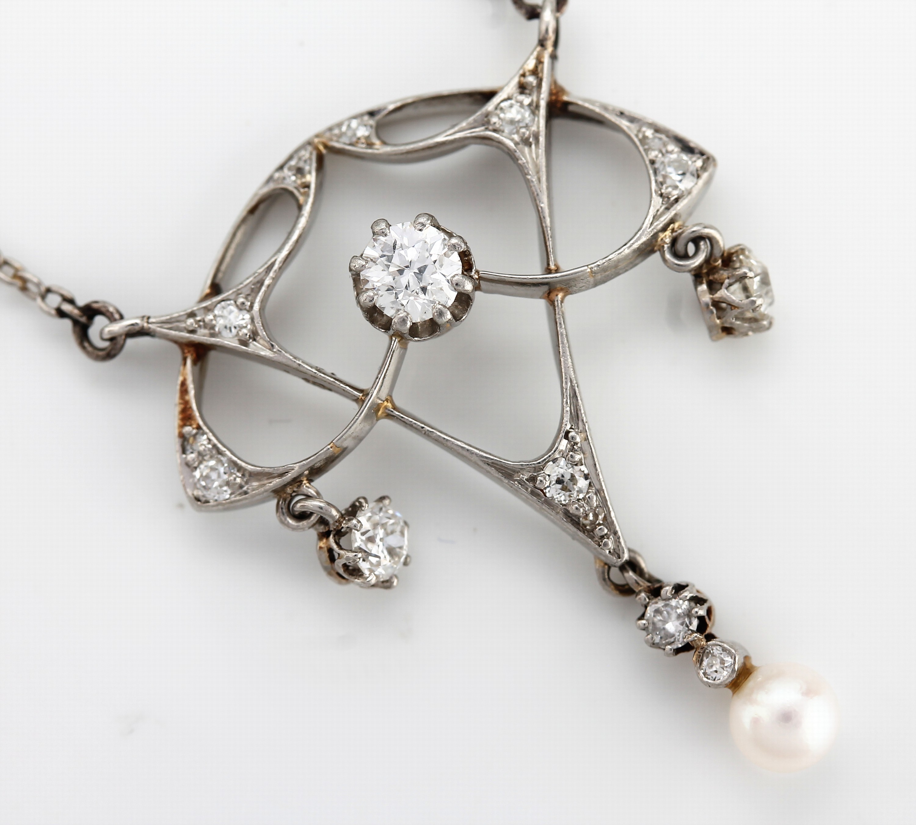 Detail a: Platin Jugendstil Diamant-Collier, Platin und Silber, Altschliffdiamanten zus. ca. 0.30 ct, bewegl. Abhängung mit Orientperle, zeittyp., L. ca. 40 ...