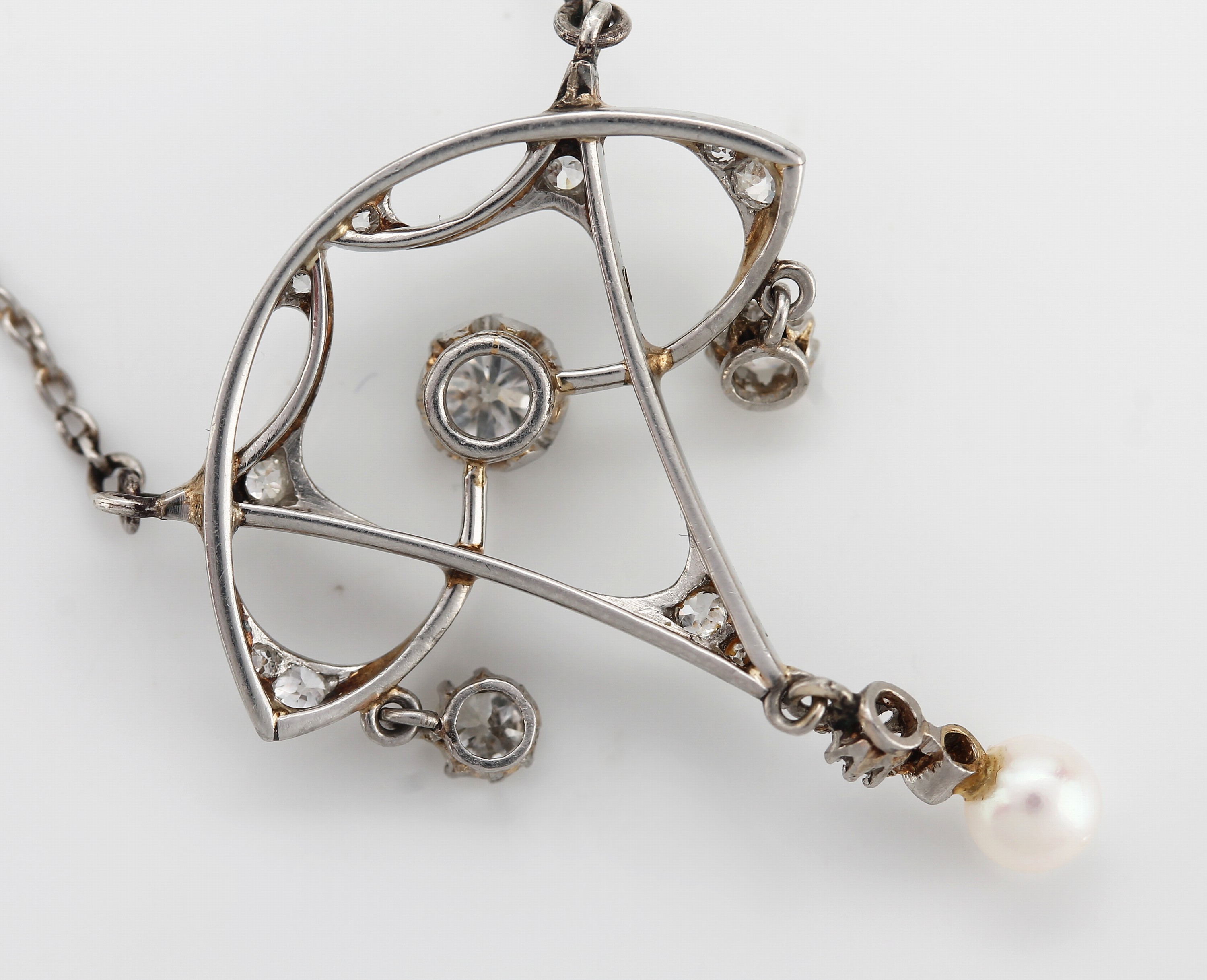 Detail b: Platin Jugendstil Diamant-Collier, Platin und Silber, Altschliffdiamanten zus. ca. 0.30 ct, bewegl. Abhängung mit Orientperle, zeittyp., L. ca. 40 ...