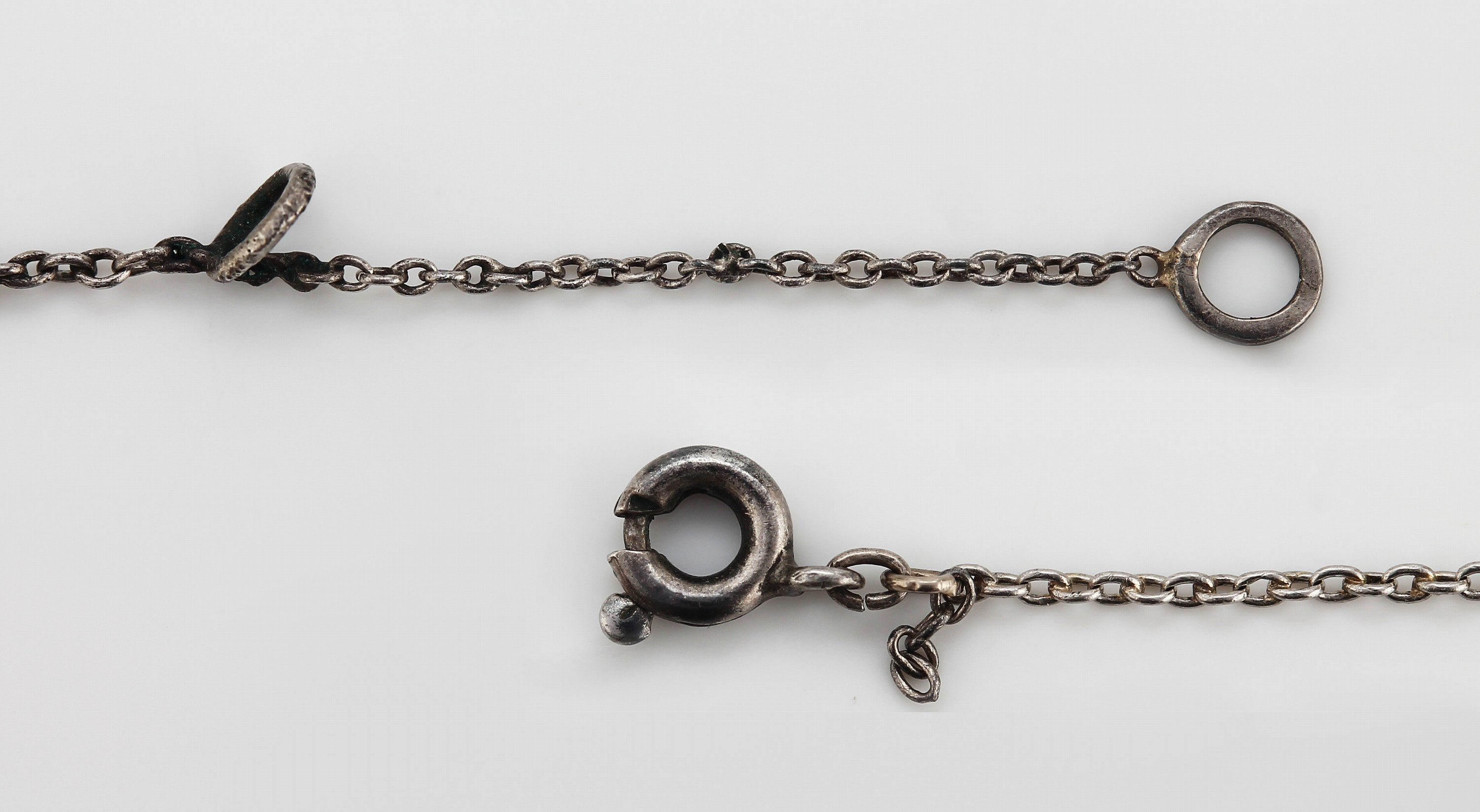 Detail c: Platin Jugendstil Diamant-Collier, Platin und Silber, Altschliffdiamanten zus. ca. 0.30 ct, bewegl. Abhängung mit Orientperle, zeittyp., L. ca. 40 ...