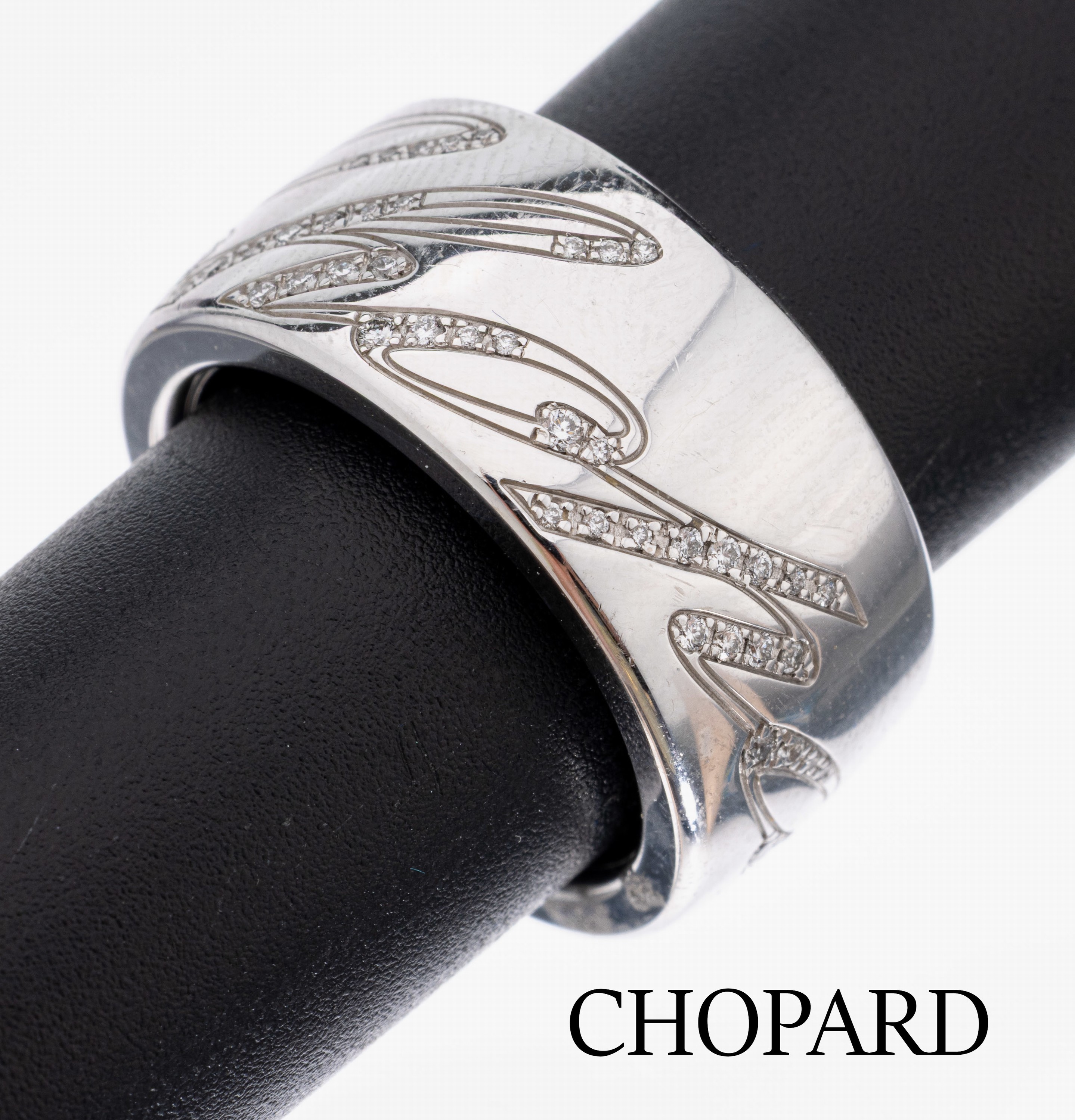 18 kt Gold CHOPARD Brillant-Ring, WG 750/000, äußere Ringschiene drehbar, CHOPARD- Schriftzug mit Brillanten zus. ca. 0.70 ct feines Weiß/vs, RW ...