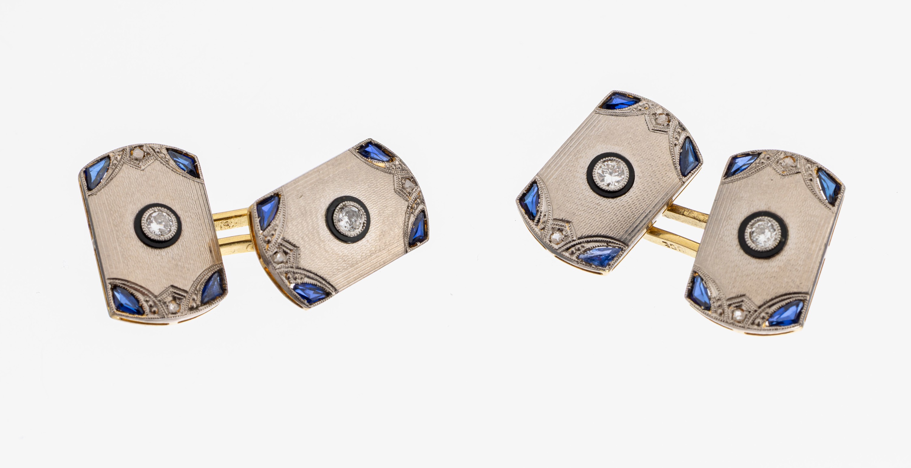 Paar 18 kt Gold Art-Deco Saphir-Brillant- Manschettenknöpfe, GG/WG 750/000, 16 Saphir-Triangeln zus. ca. 0.24 ct, 4 Brillanten in Onyx-Ringe ...