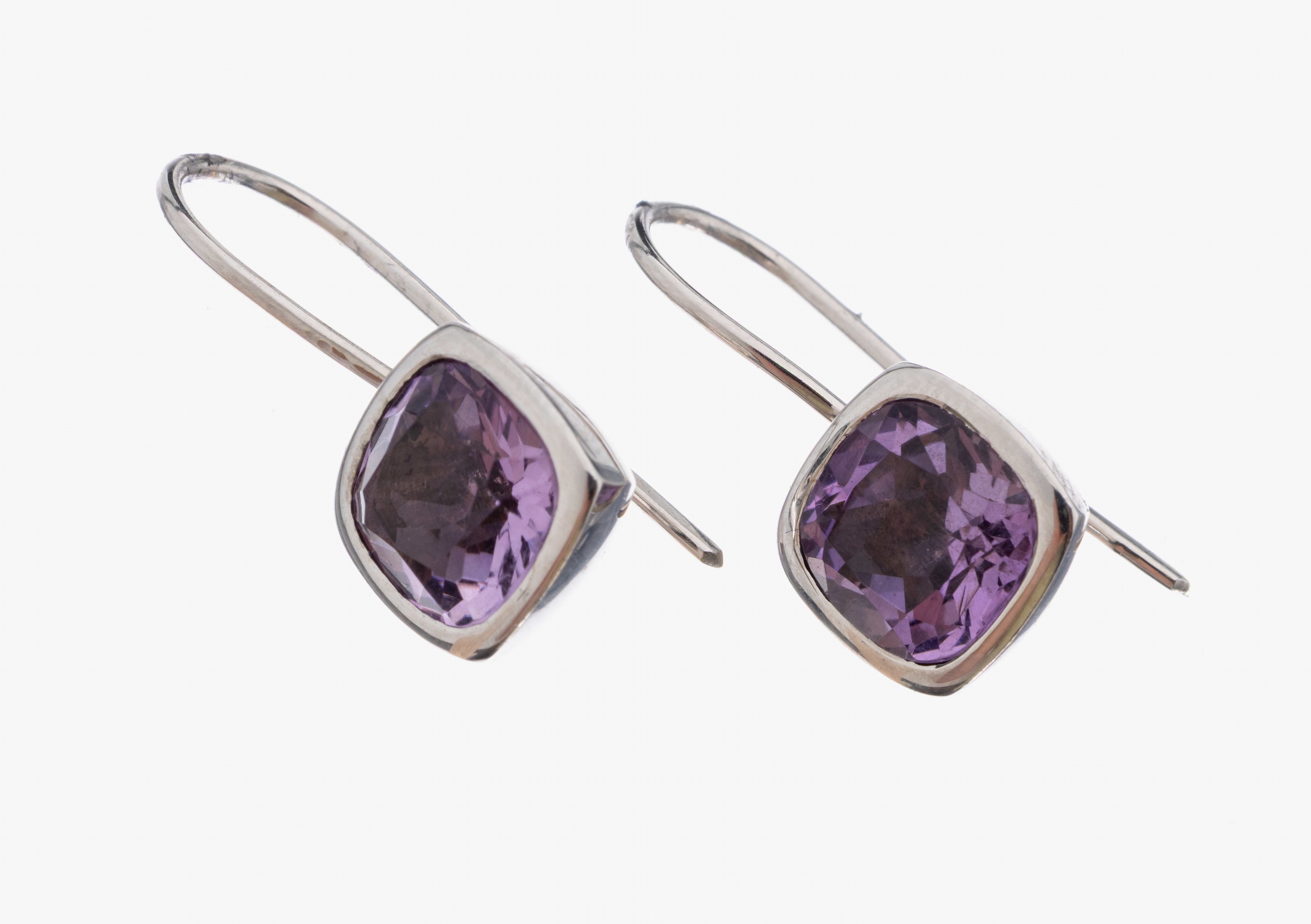 Paar 14 kt Gold Amethyst-Ohrhänger, WG 585/000, 2 facett. Amethyste zus. ca. 4.0 ct, ca. 8.2 g