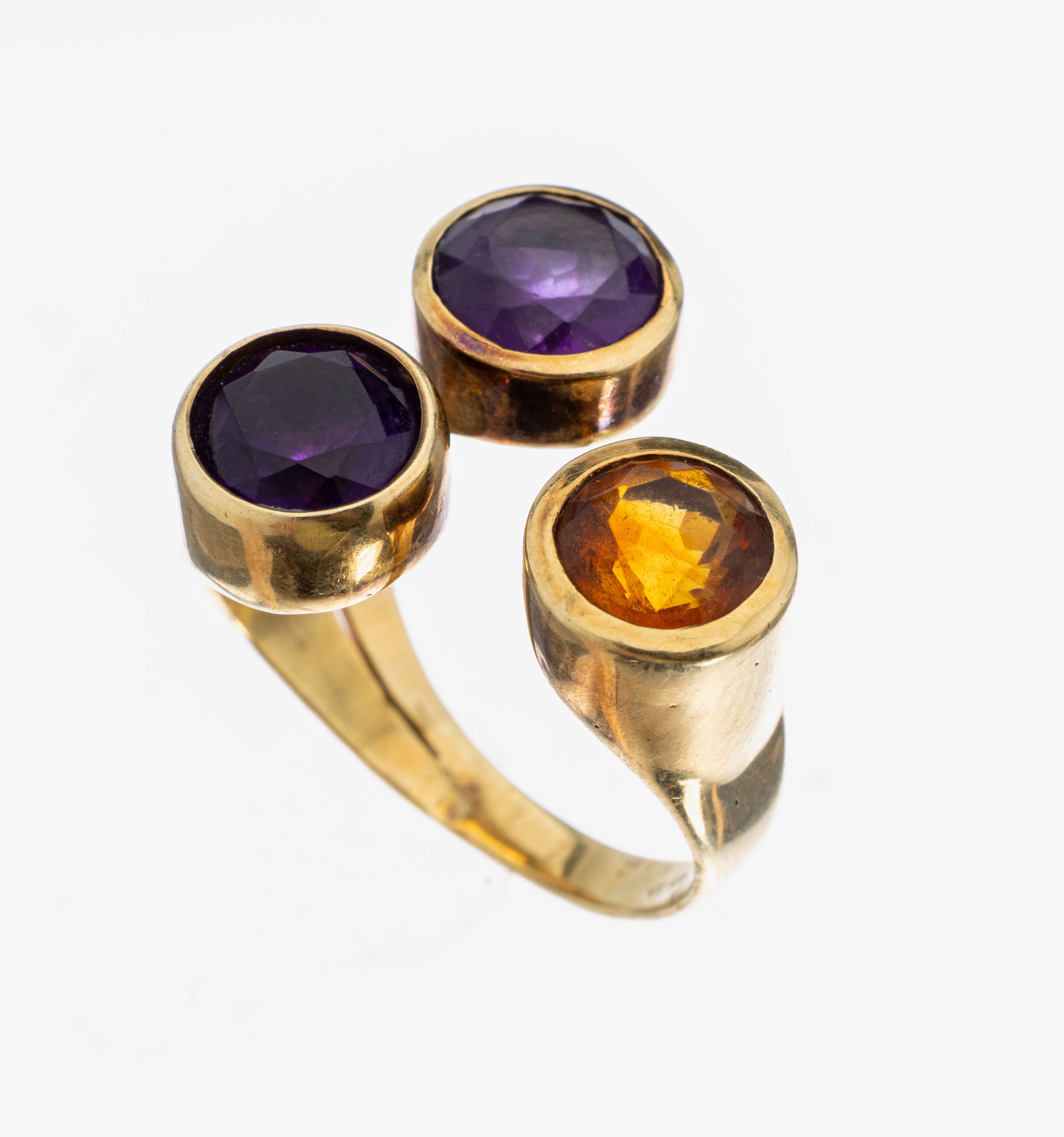 14 kt Gold Amethyst-Citrin-Ring, WG 585/000, 2 rundfacett. Amethyste und 1 rundfacett. Citrin ca. 12.0 ct, RW 58, ca. 9.8g