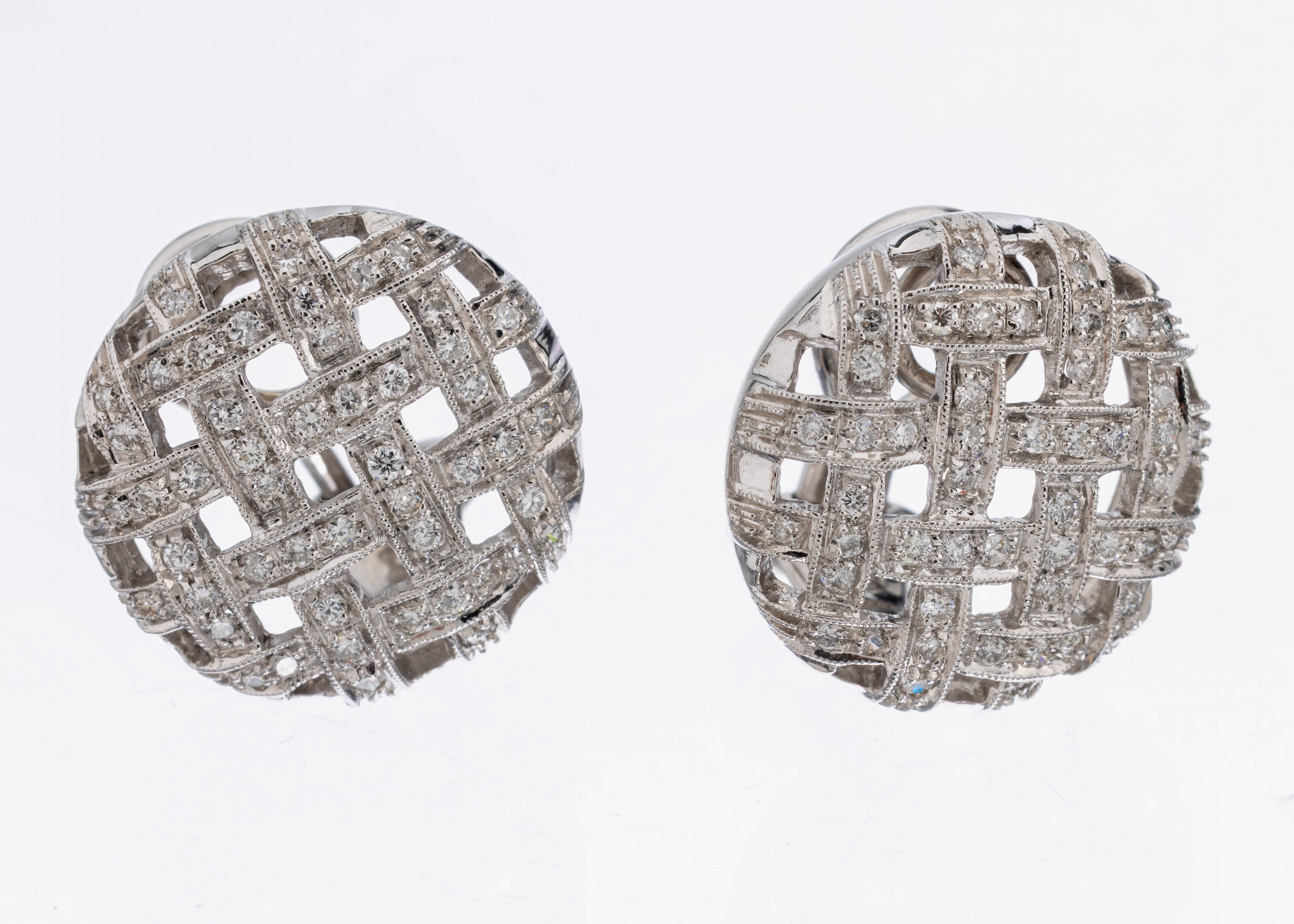Paar 18 kt Gold Brillant-Ohrclips, WG 750/000, durchbrochen, Brillanten zus. ca. 0.60 ct Weiß/si, ca. 11.6 g, D. ca. 1.5 cm