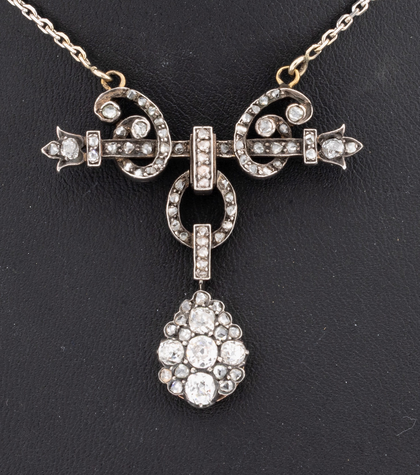 Detail a: 14 kt Gold Diamant-Collier, um 1880, GG 585/000, Schauseite zeittyp. in Silber gearbeitet, Diamantrosen zus. ca. 1.00 ct a- jour gefasst, Kette ...