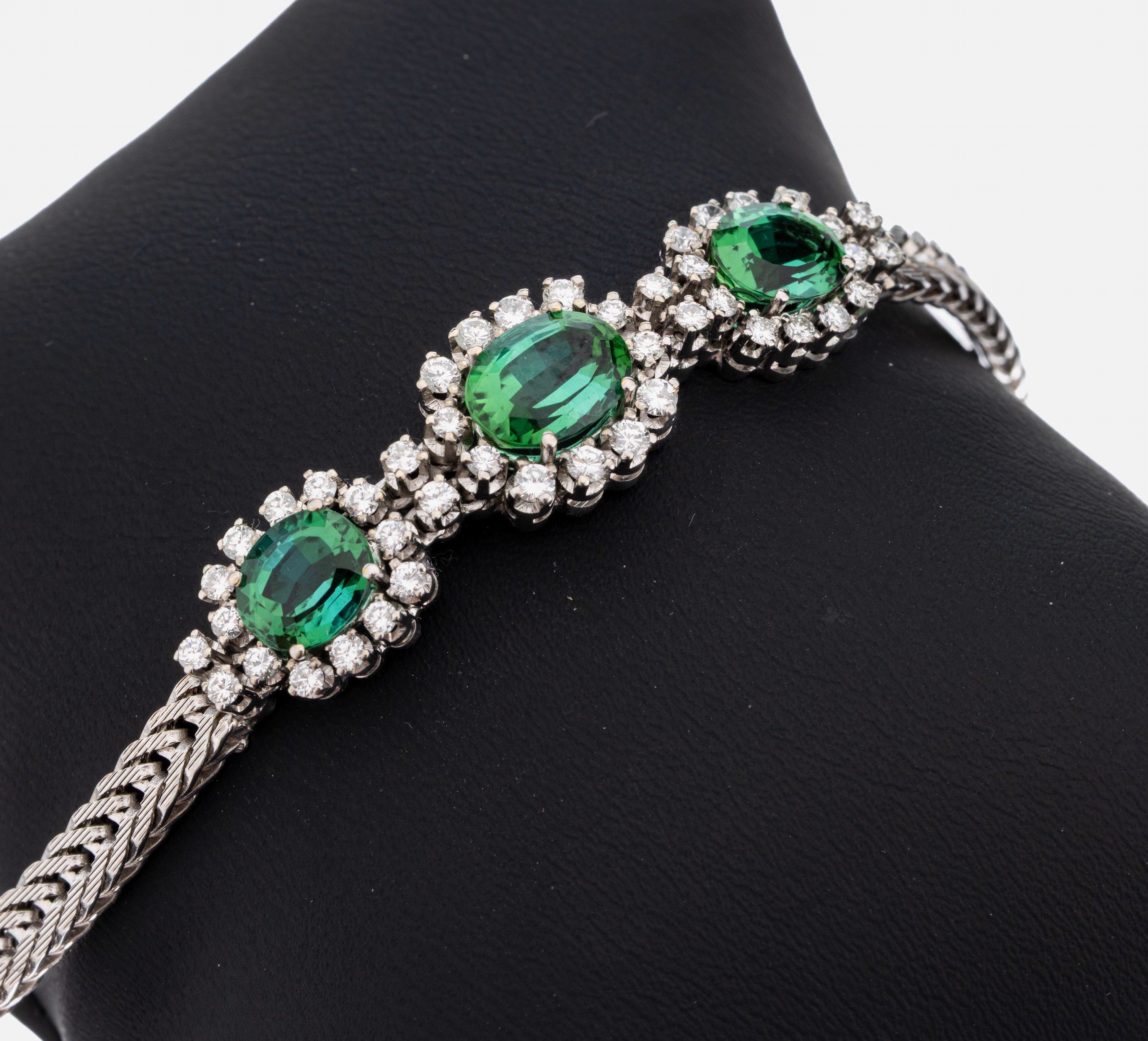 18 kt Gold Turmalin-Brillant-Armband, WG 750/000, 3 ovalfacett. Turmaline von schöner grüner Farbe zus. ca. 4.00 ct, 44 Brillanten zus. ca. 1.50 ...