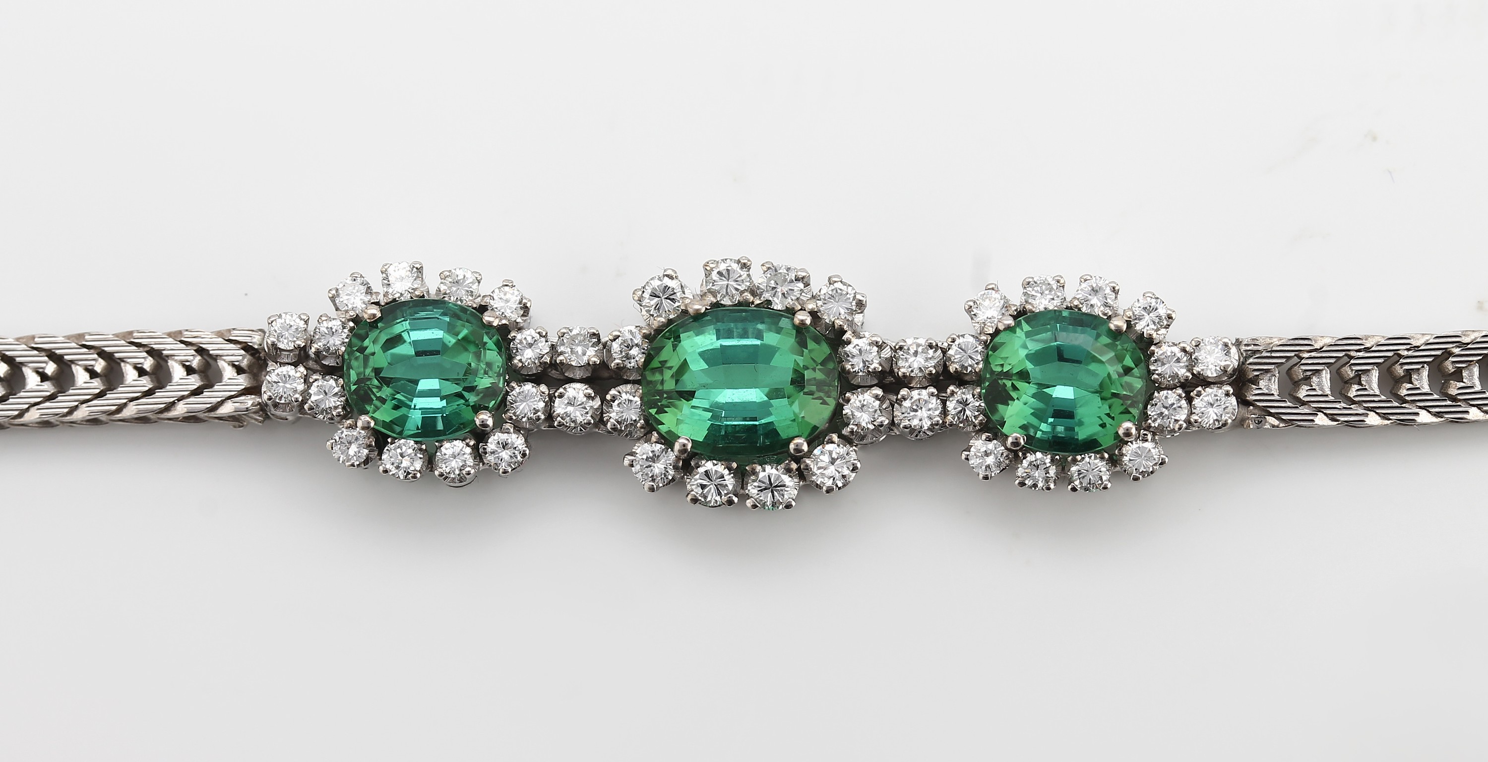 Detail a: 18 kt Gold Turmalin-Brillant-Armband, WG 750/000, 3 ovalfacett. Turmaline von schöner grüner Farbe zus. ca. 4.00 ct, 44 Brillanten zus. ca. 1.50 ...