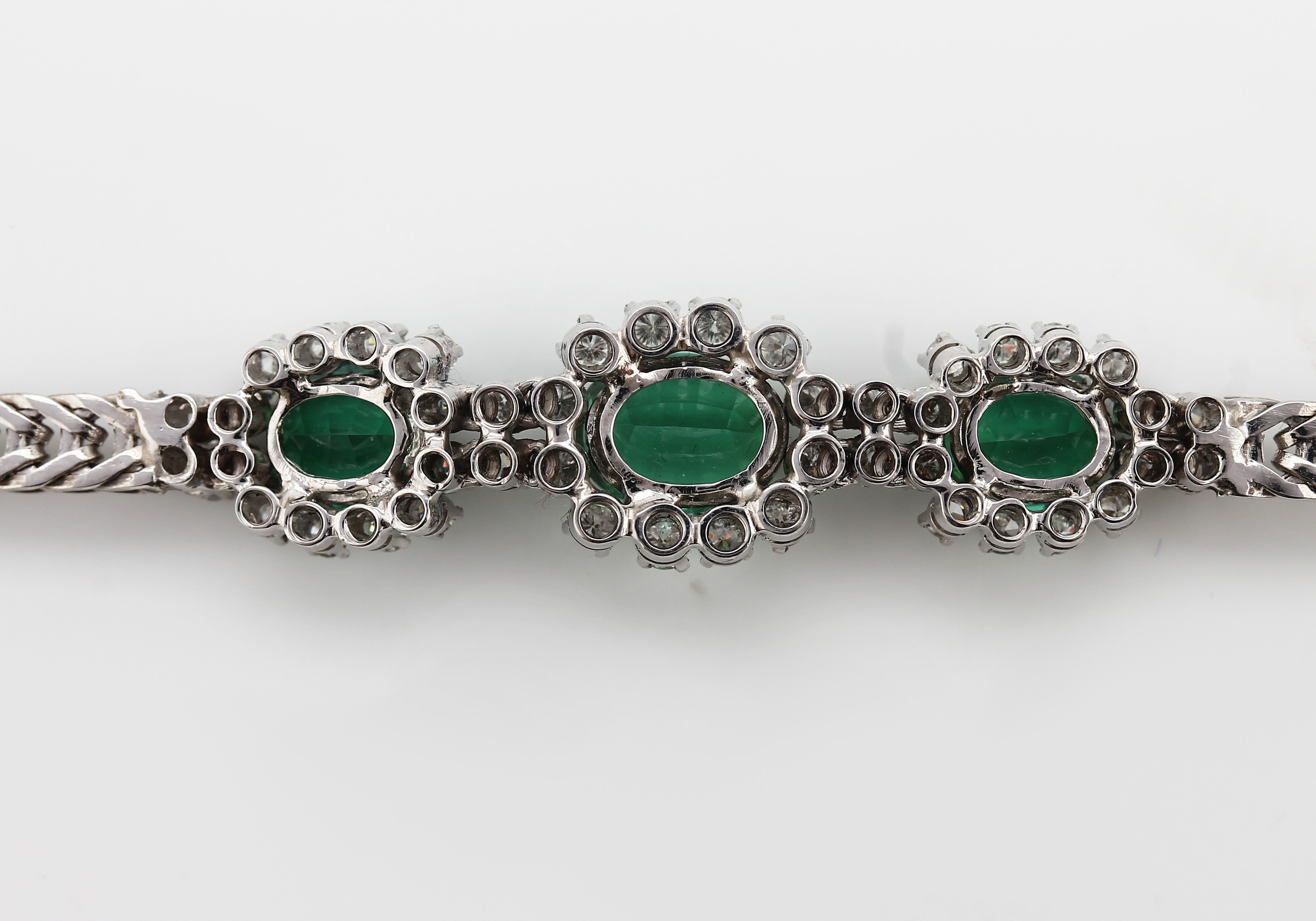 Detail b: 18 kt Gold Turmalin-Brillant-Armband, WG 750/000, 3 ovalfacett. Turmaline von schöner grüner Farbe zus. ca. 4.00 ct, 44 Brillanten zus. ca. 1.50 ...