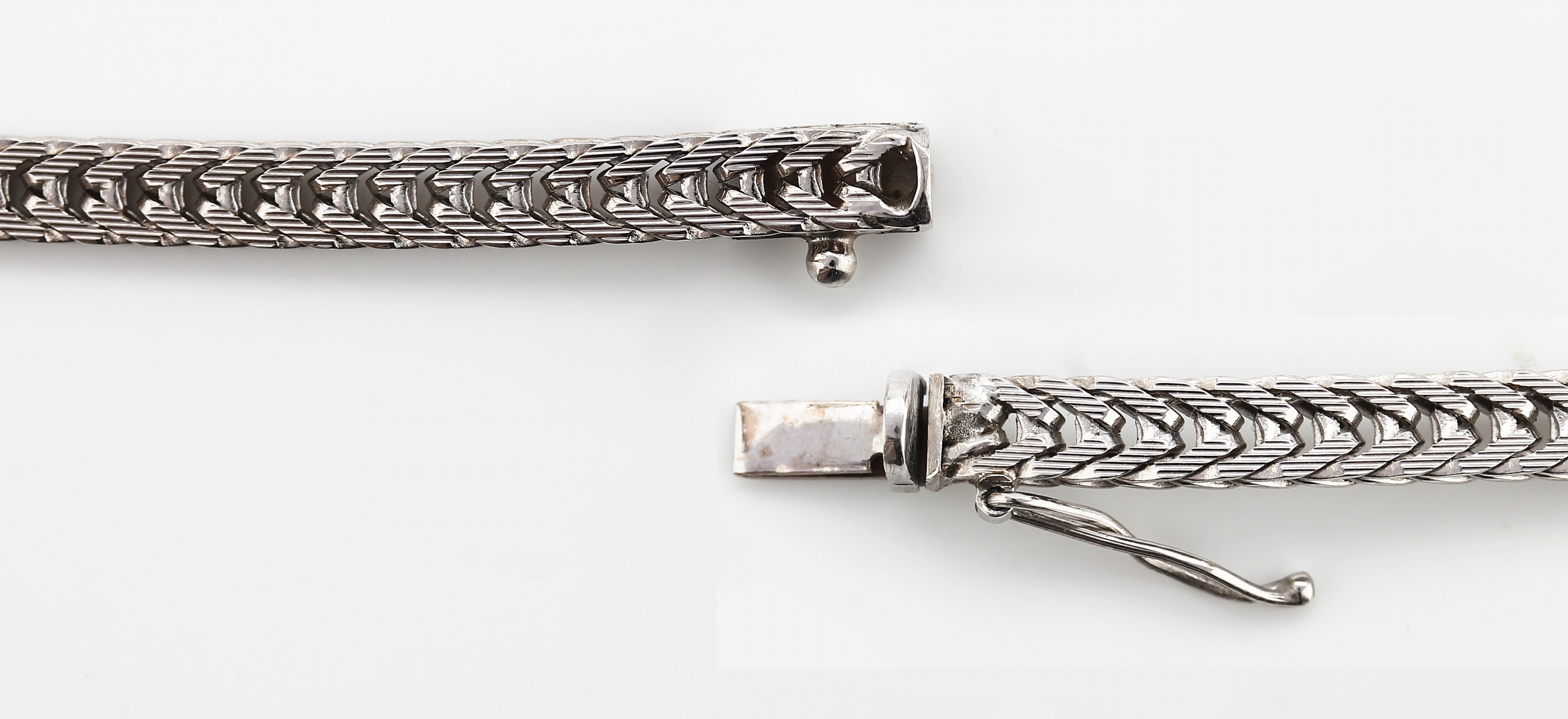 Detail c: 18 kt Gold Turmalin-Brillant-Armband, WG 750/000, 3 ovalfacett. Turmaline von schöner grüner Farbe zus. ca. 4.00 ct, 44 Brillanten zus. ca. 1.50 ...
