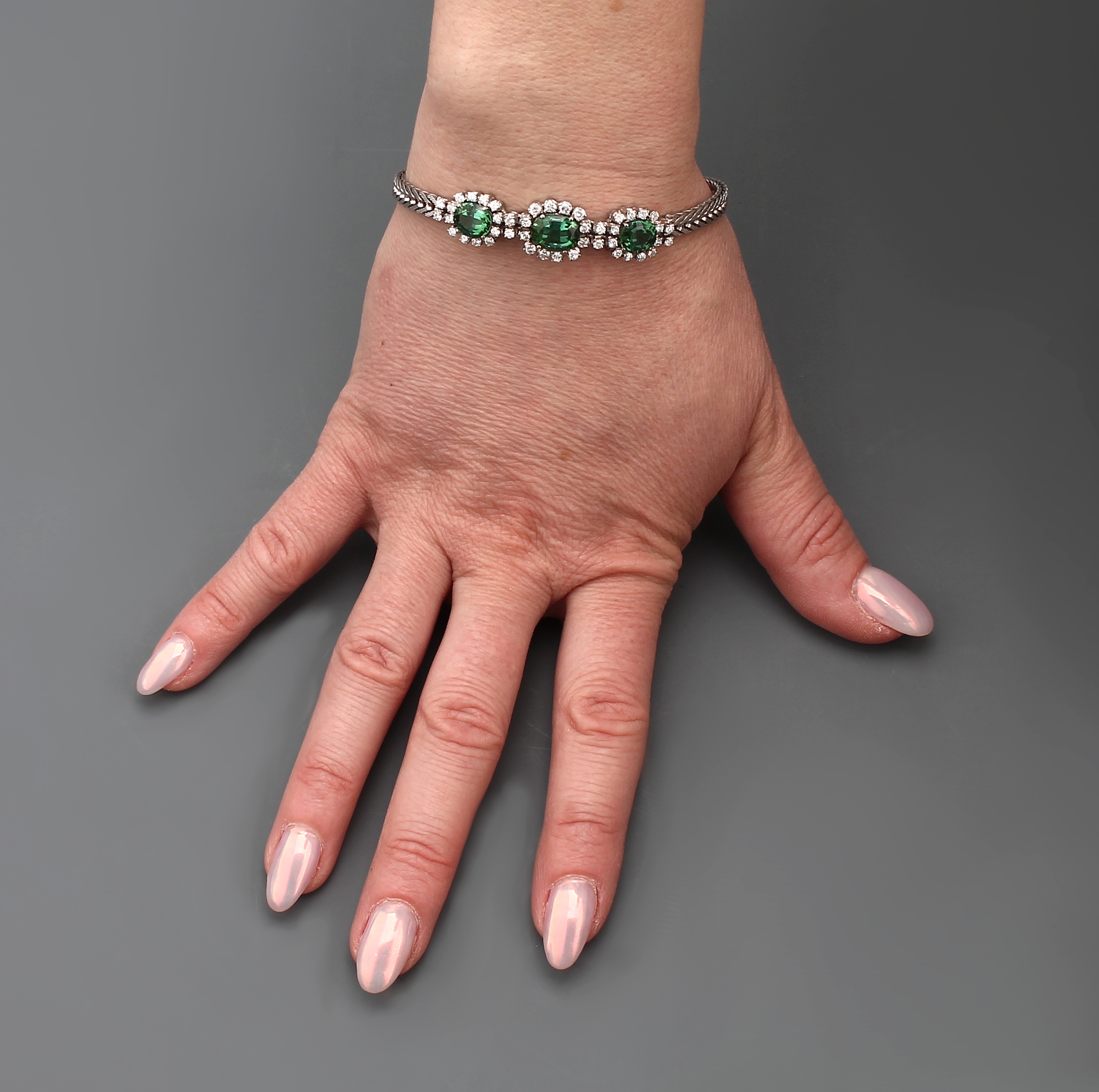 Detail d: 18 kt Gold Turmalin-Brillant-Armband, WG 750/000, 3 ovalfacett. Turmaline von schöner grüner Farbe zus. ca. 4.00 ct, 44 Brillanten zus. ca. 1.50 ...