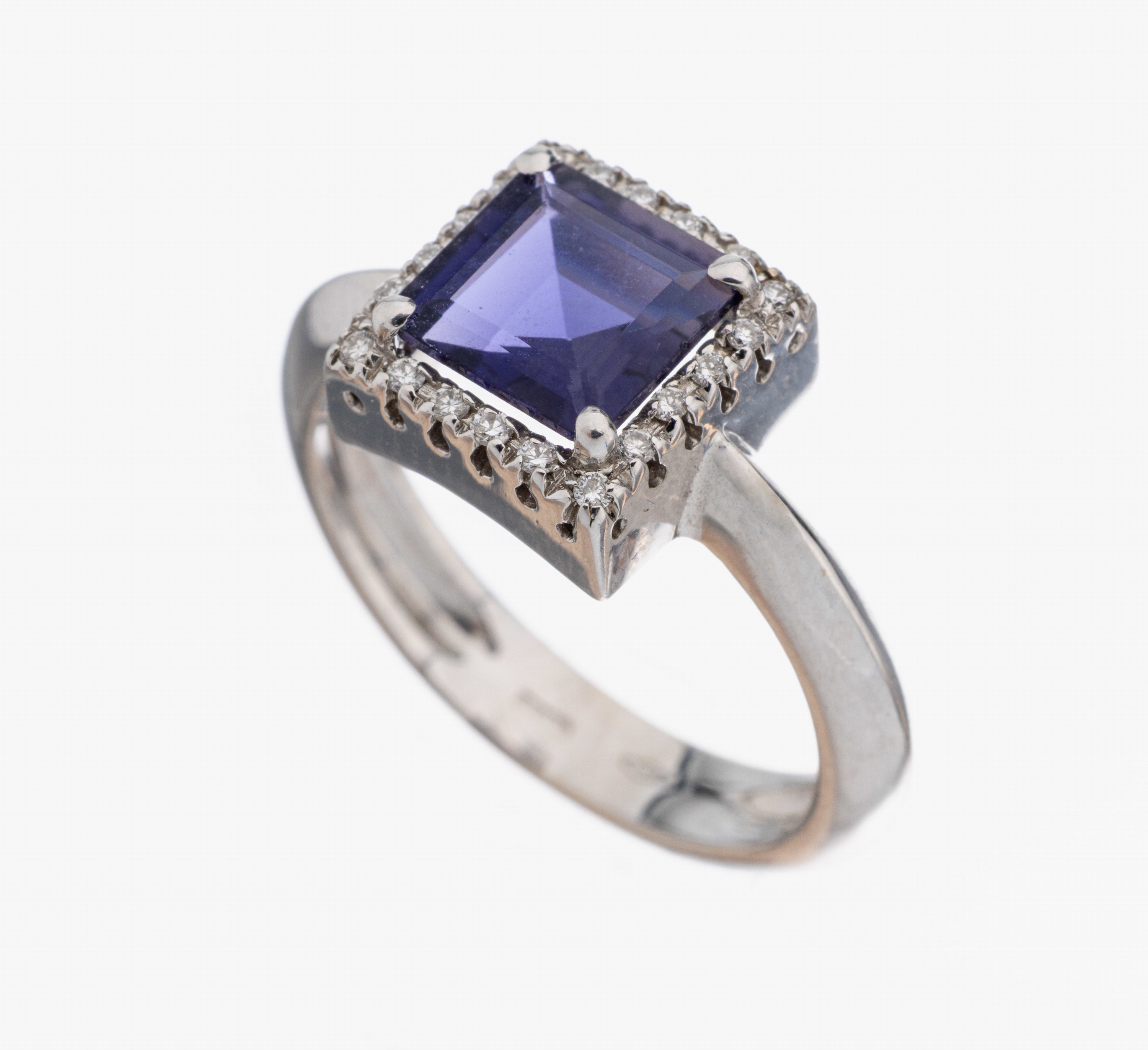18 kt Gold Iolith-Brillant-Ring, WG 750/000, mittig erhaben gefasstes Iolith- Carree ca. 2.0 ct, umgeben von 20 Brillanten zus. ca. 0.10 ct ...
