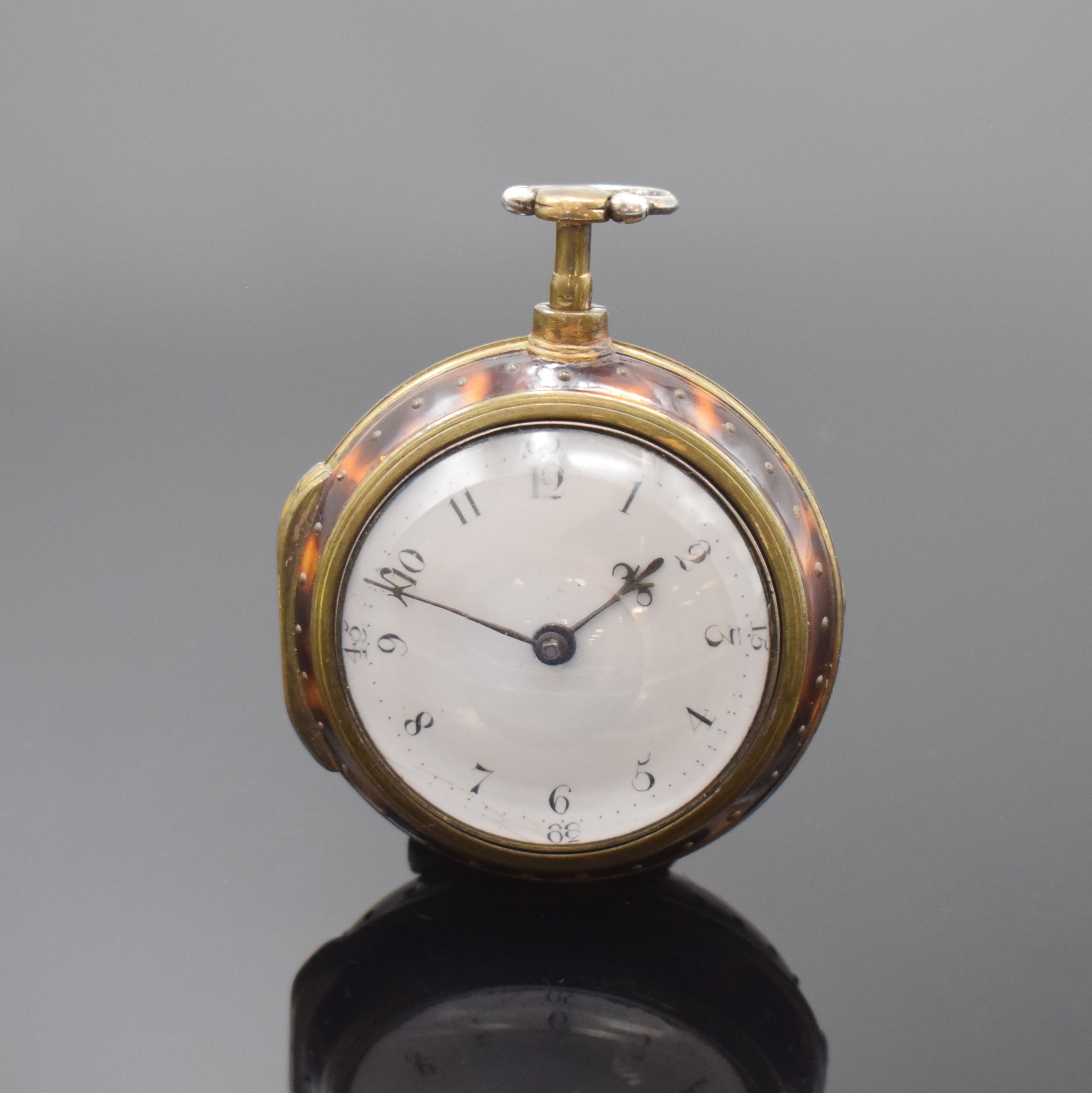 JAMES ELLISON Silber Spindeltaschenuhr, London lt. Hallmark 1766, Übergeh. m. Schildpatt dell., riss. Emailzifferbl. später, arab. Zahlen, gebl. ...