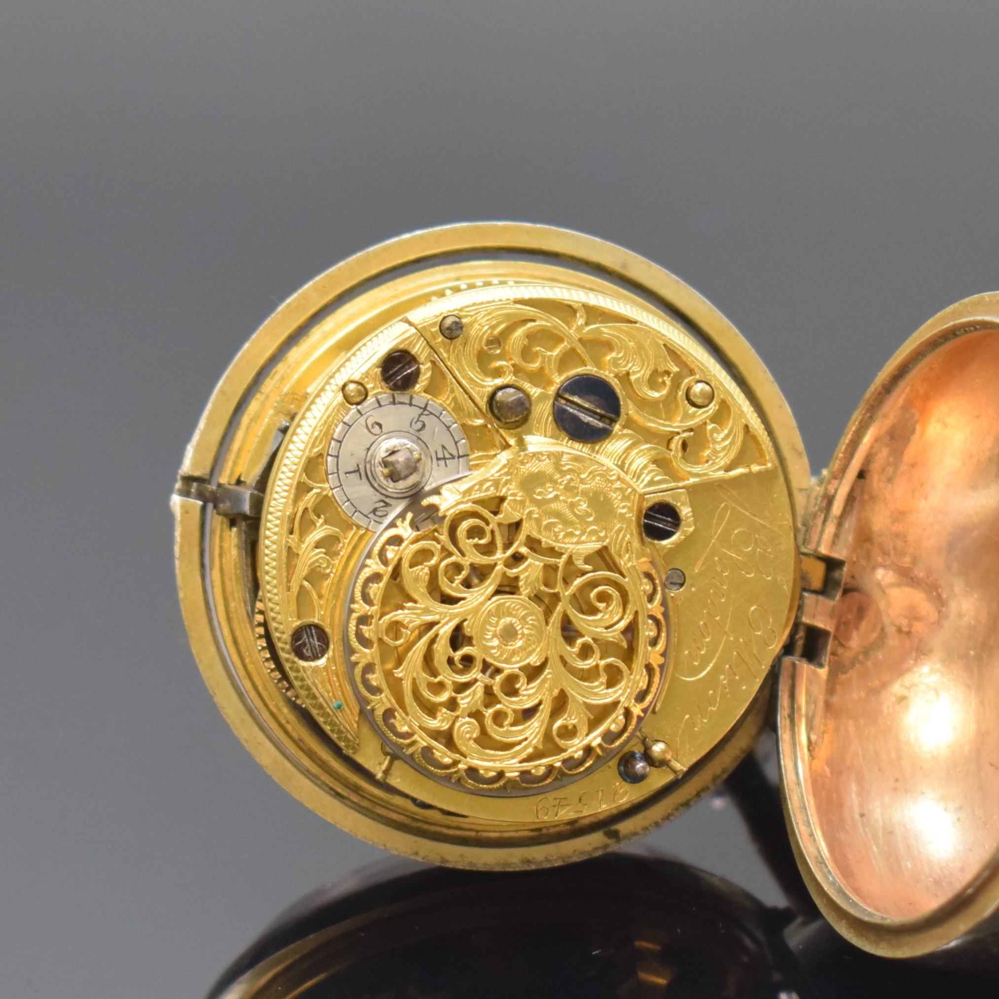 Detail e: JAMES ELLISON Silber Spindeltaschenuhr, London lt. Hallmark 1766, Übergeh. m. Schildpatt dell., riss. Emailzifferbl. später, arab. Zahlen, gebl. ...