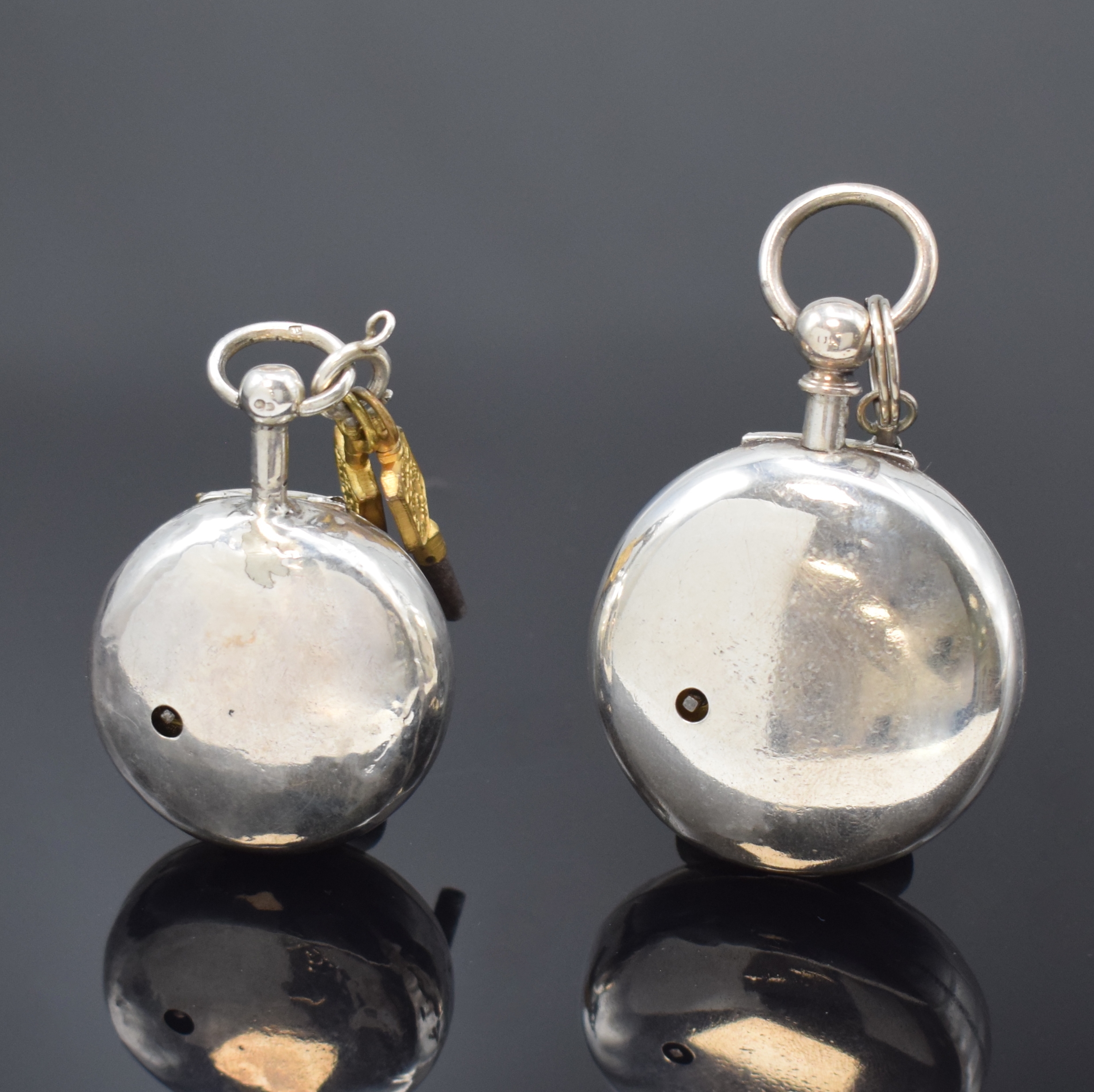 Detail b: WELDON und NELMES 2 Spindeltaschenuhren in Silber, London lt. Hallmarks 1785 u. 1823, Geh. sowie 2 Übergeh. dell., 1x Emailzifferbl. mittig m. ...