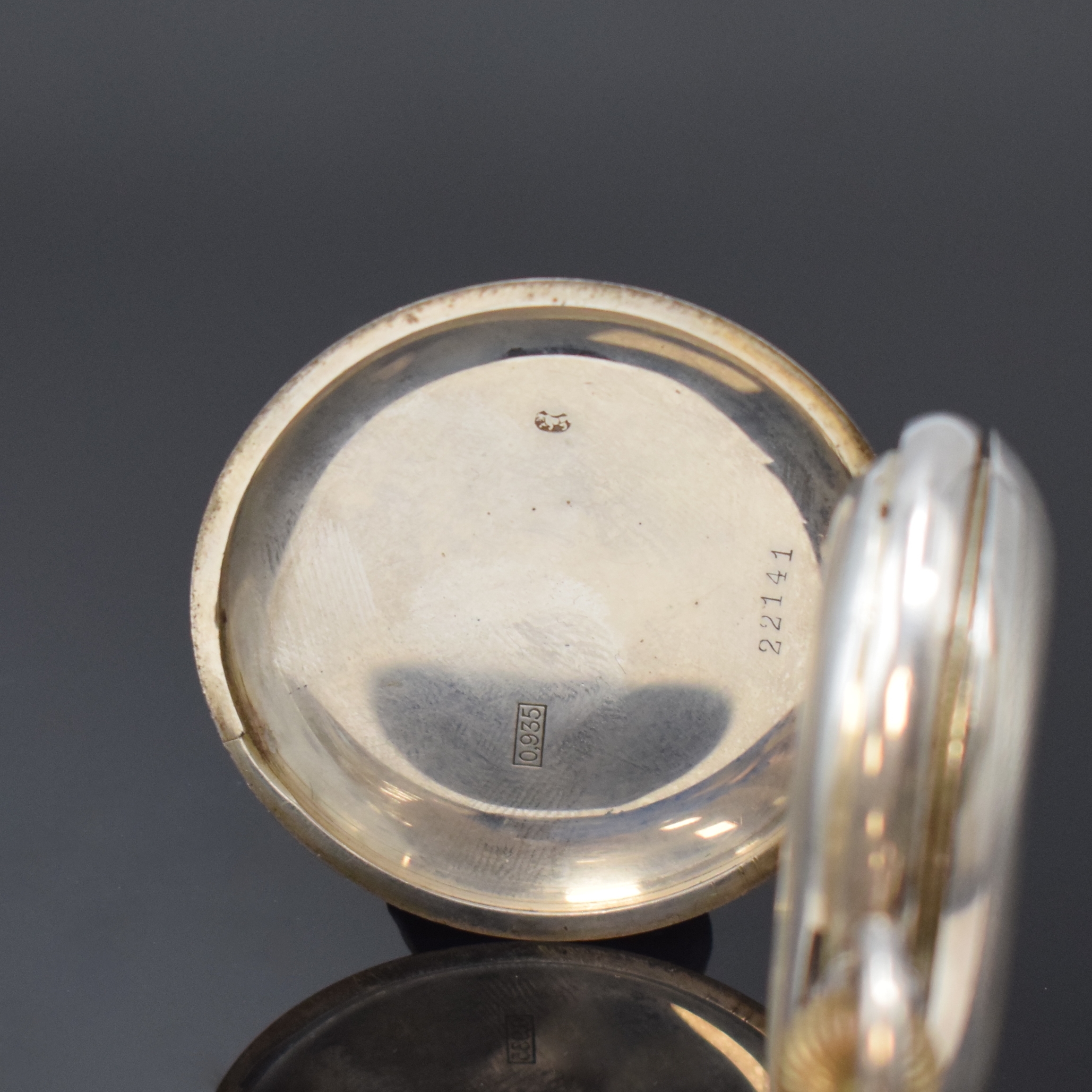 Detail a: THE AMIR Savonette mit 1/4-Repetition, Schweiz um 1900, guill. Silbergeh. leicht dell., Sprungdeckel m. Monogrammspiegel, Silbercuvette, ...