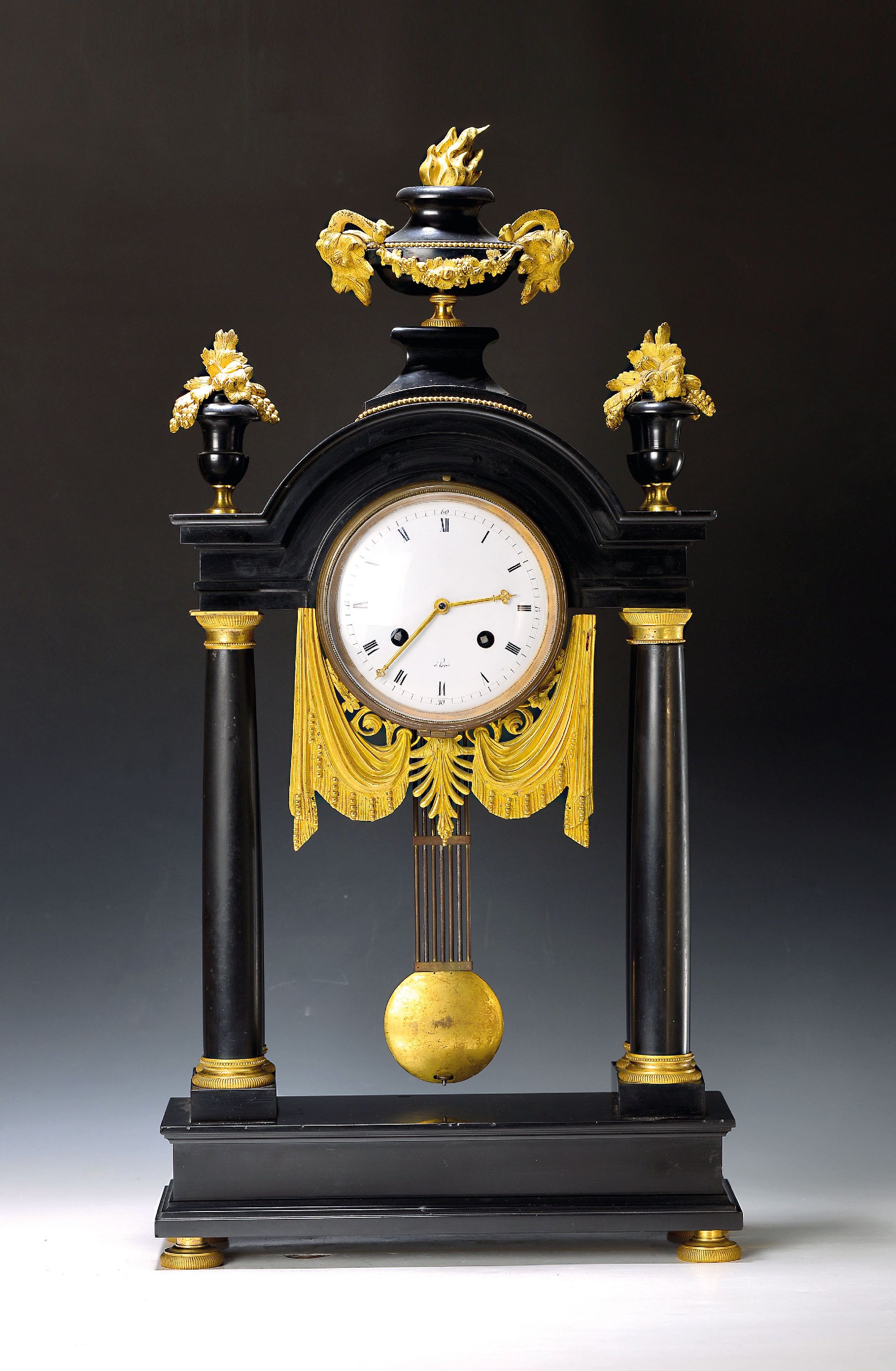 Große Portaluhr, Frankreich, Empire um 1810, Gehäuse Schiefer, verstellbare verzierte Füße, vier Säulen auf Plinthen mit vergoldeten Basen und ...