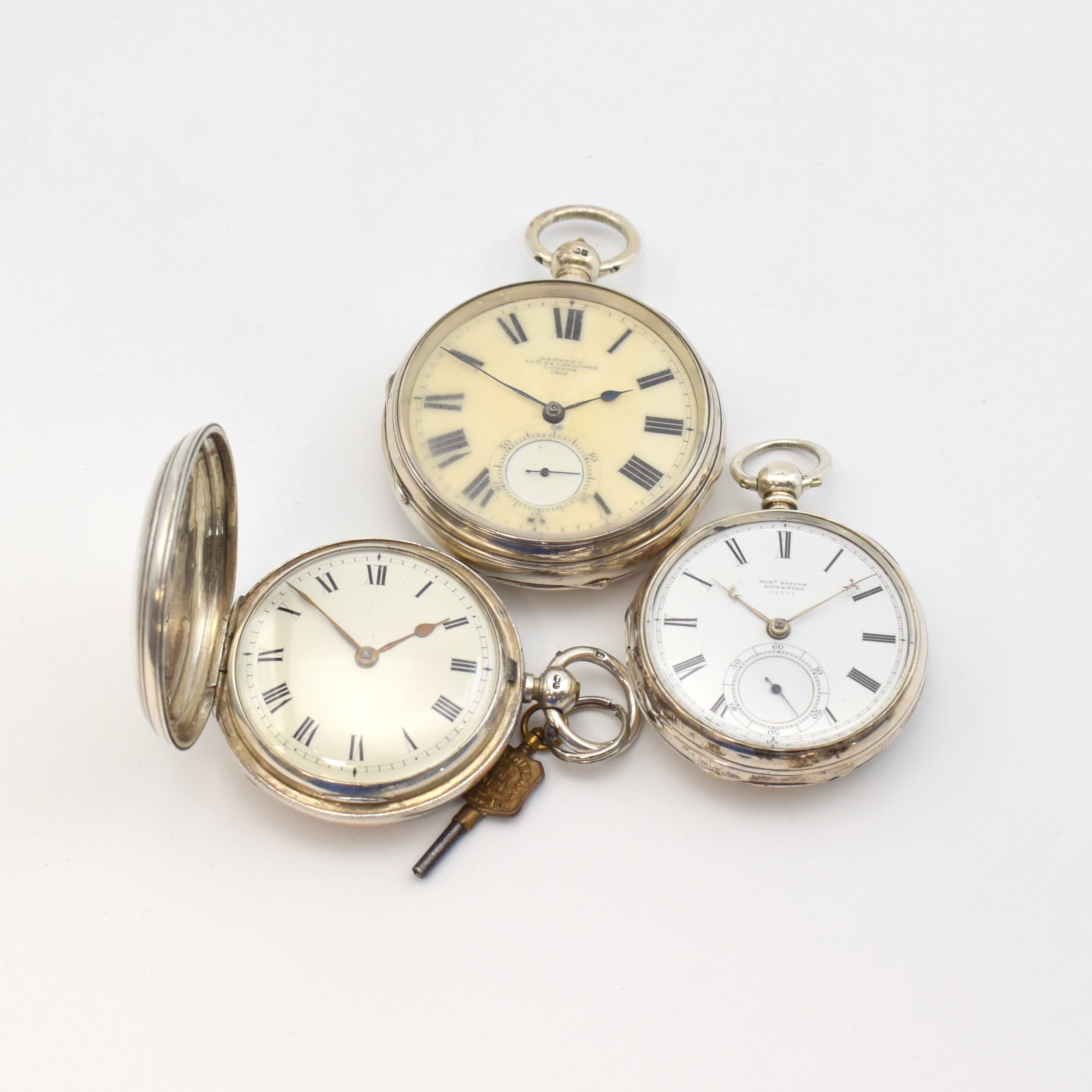 Konvolut: 3 schwere englische Taschenuhren in Sterlingsilber, um 1880, 1) BENNETT, glattes offenes Geh., Emailzifferbl. rest., verg. Werk m. ...