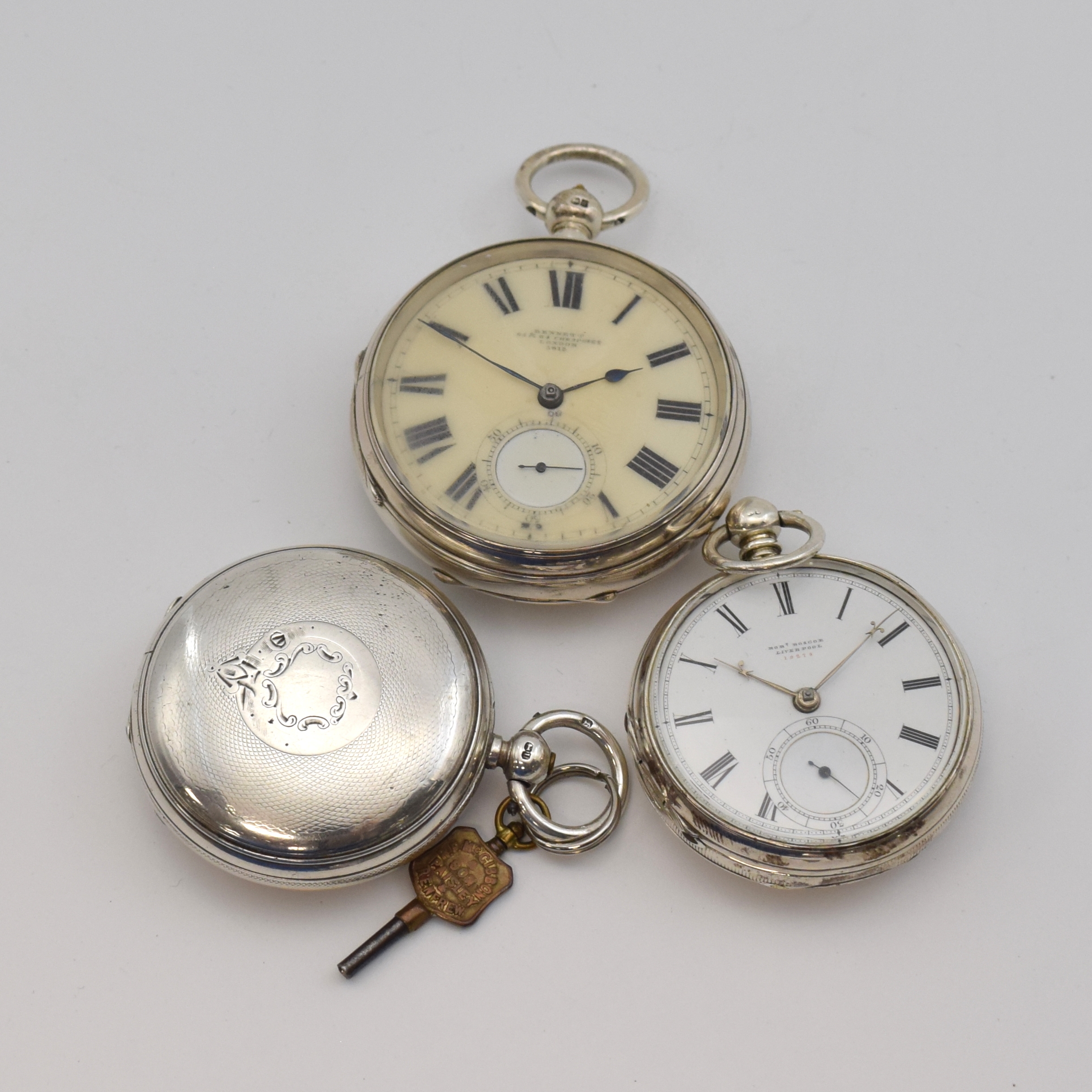 Detail b: Konvolut: 3 schwere englische Taschenuhren in Sterlingsilber, um 1880, 1) BENNETT, glattes offenes Geh., Emailzifferbl. rest., verg. Werk m. ...