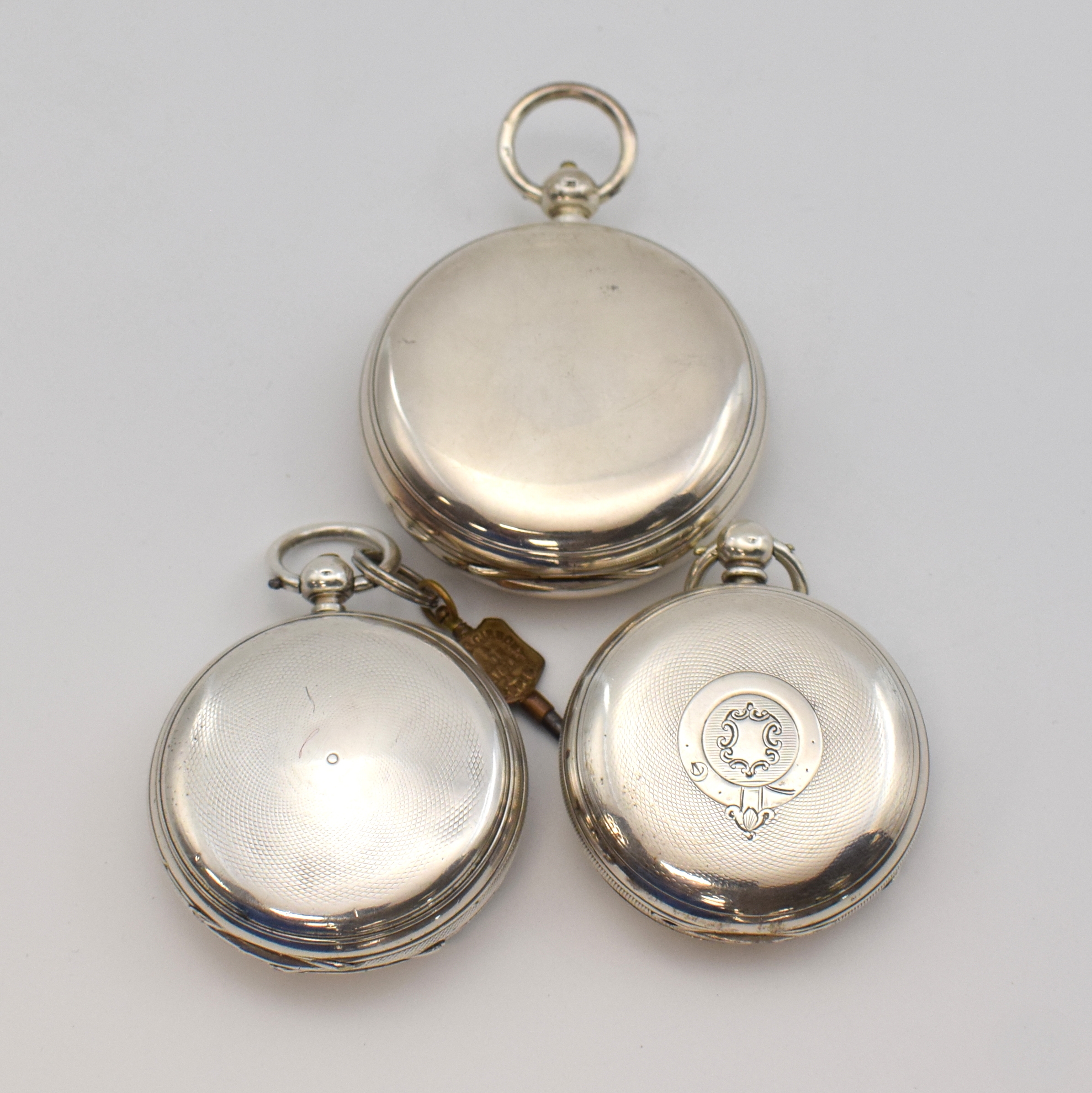 Detail c: Konvolut: 3 schwere englische Taschenuhren in Sterlingsilber, um 1880, 1) BENNETT, glattes offenes Geh., Emailzifferbl. rest., verg. Werk m. ...
