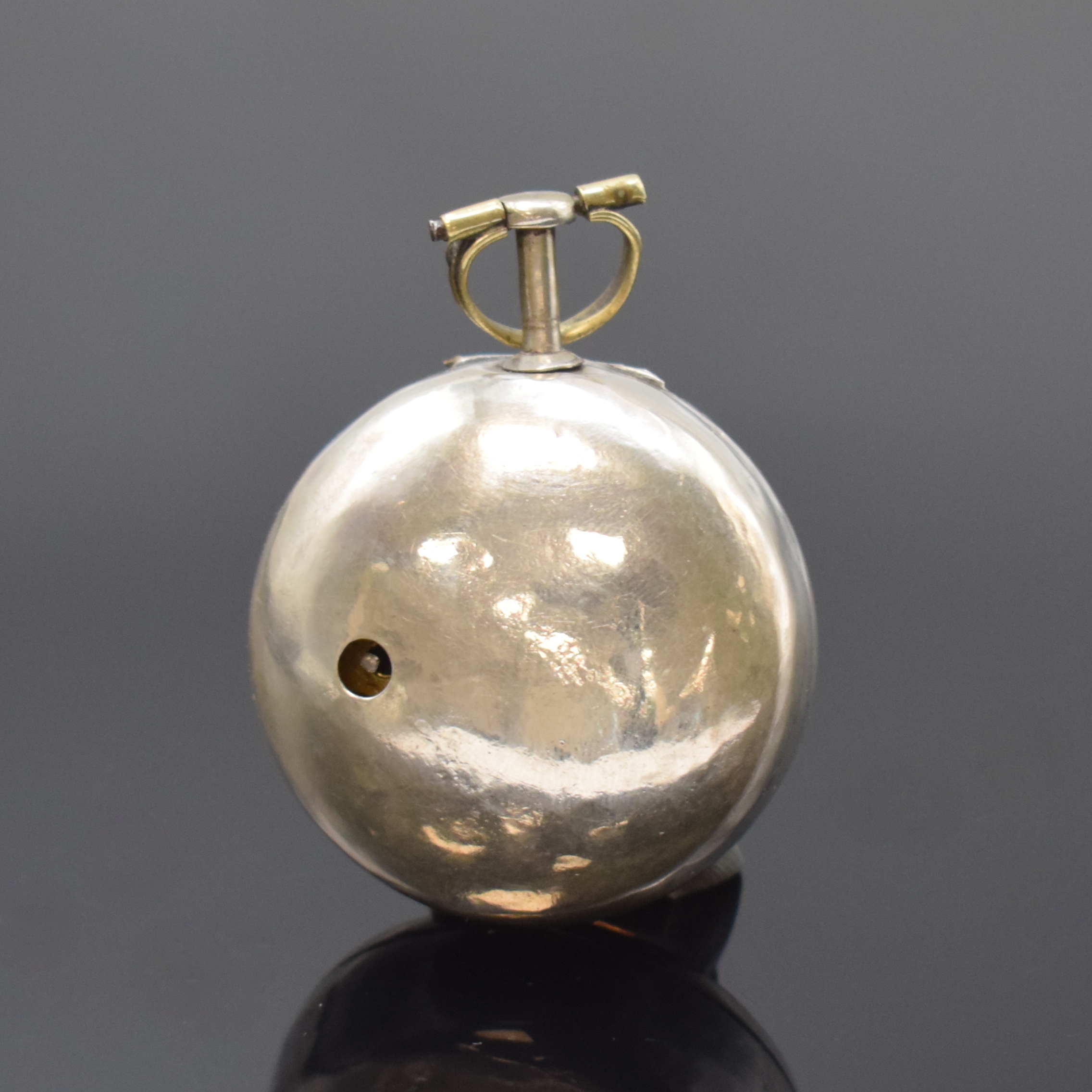 Detail b: Spindeltaschenuhr in Silber, London lt. Hallmark 1783, grav. Übergeh., Silbergeh. dell., Emailzifferbl. m. röm. Zahlen, im Zentrum m. Emailmalerei, ...