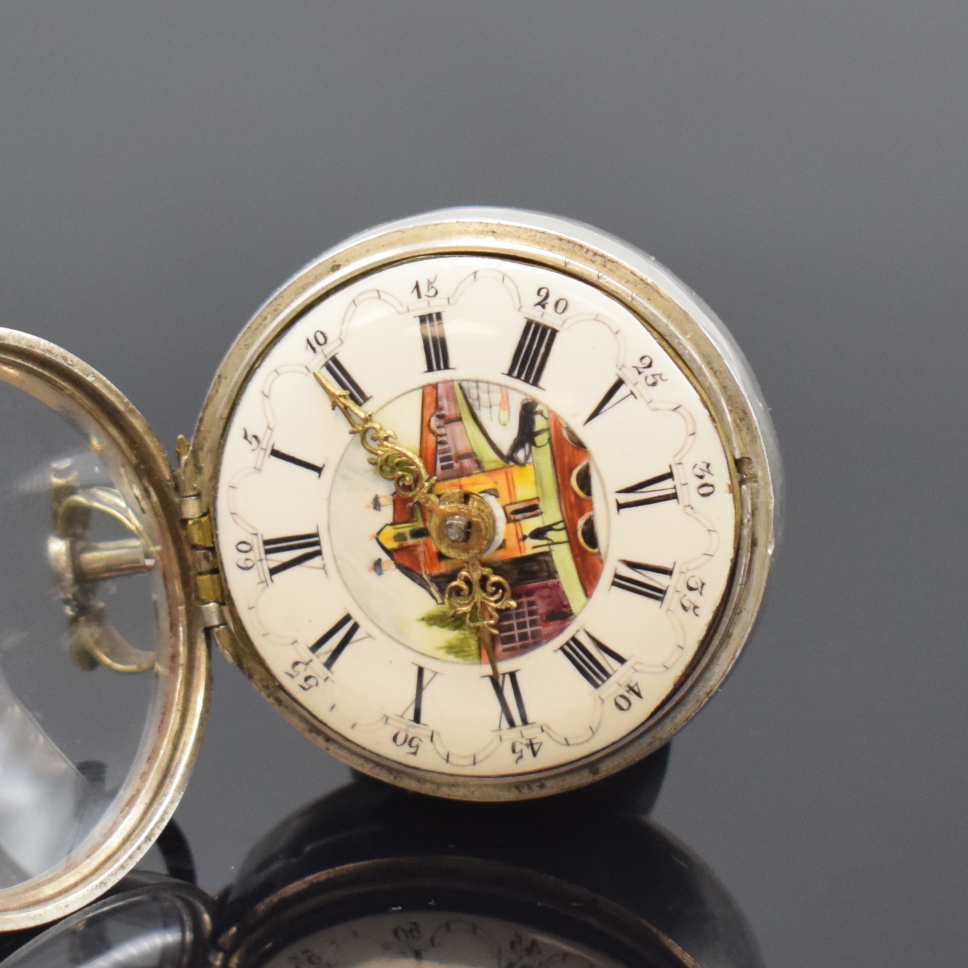 Detail c: Spindeltaschenuhr in Silber, London lt. Hallmark 1783, grav. Übergeh., Silbergeh. dell., Emailzifferbl. m. röm. Zahlen, im Zentrum m. Emailmalerei, ...