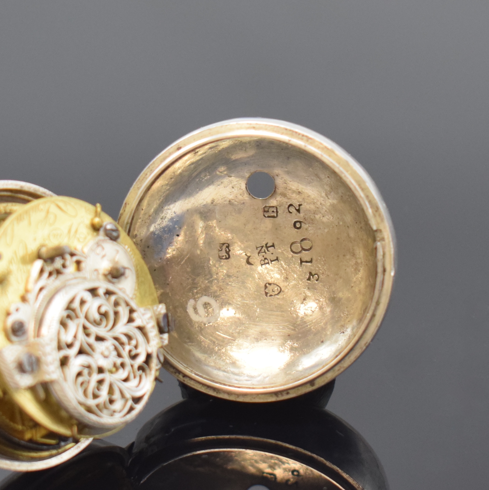 Detail d: Spindeltaschenuhr in Silber, London lt. Hallmark 1783, grav. Übergeh., Silbergeh. dell., Emailzifferbl. m. röm. Zahlen, im Zentrum m. Emailmalerei, ...