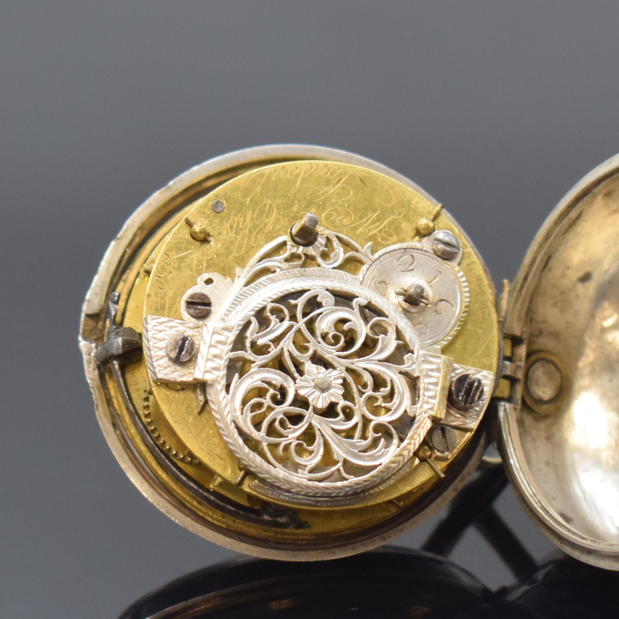 Detail e: Spindeltaschenuhr in Silber, London lt. Hallmark 1783, grav. Übergeh., Silbergeh. dell., Emailzifferbl. m. röm. Zahlen, im Zentrum m. Emailmalerei, ...