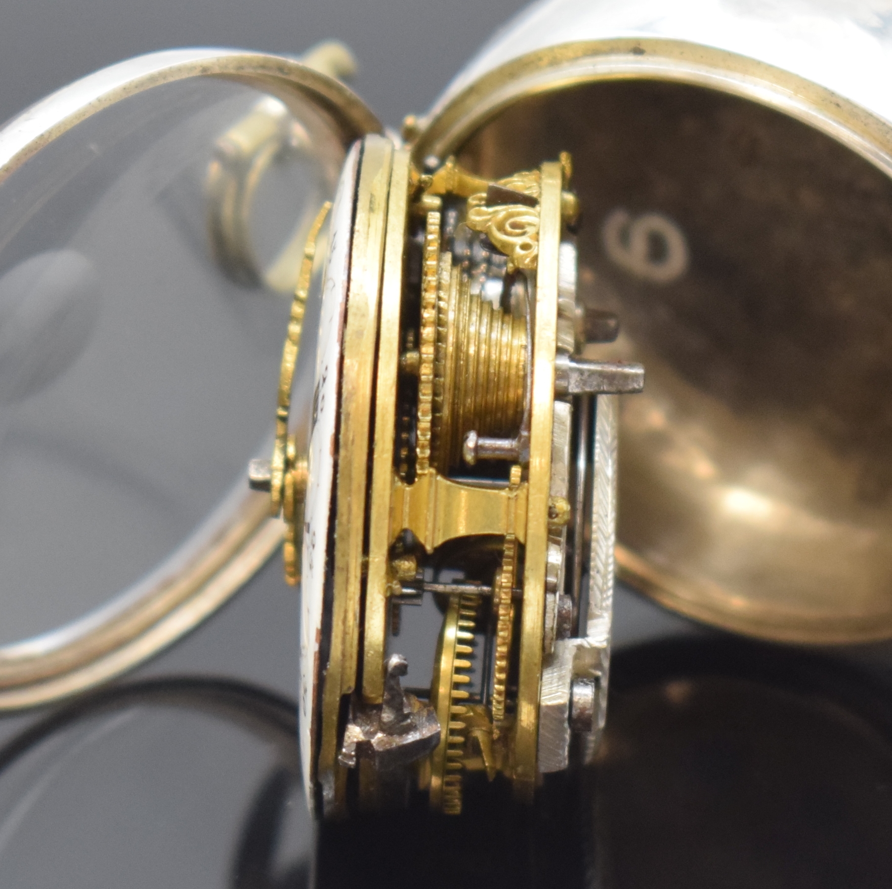Detail f: Spindeltaschenuhr in Silber, London lt. Hallmark 1783, grav. Übergeh., Silbergeh. dell., Emailzifferbl. m. röm. Zahlen, im Zentrum m. Emailmalerei, ...