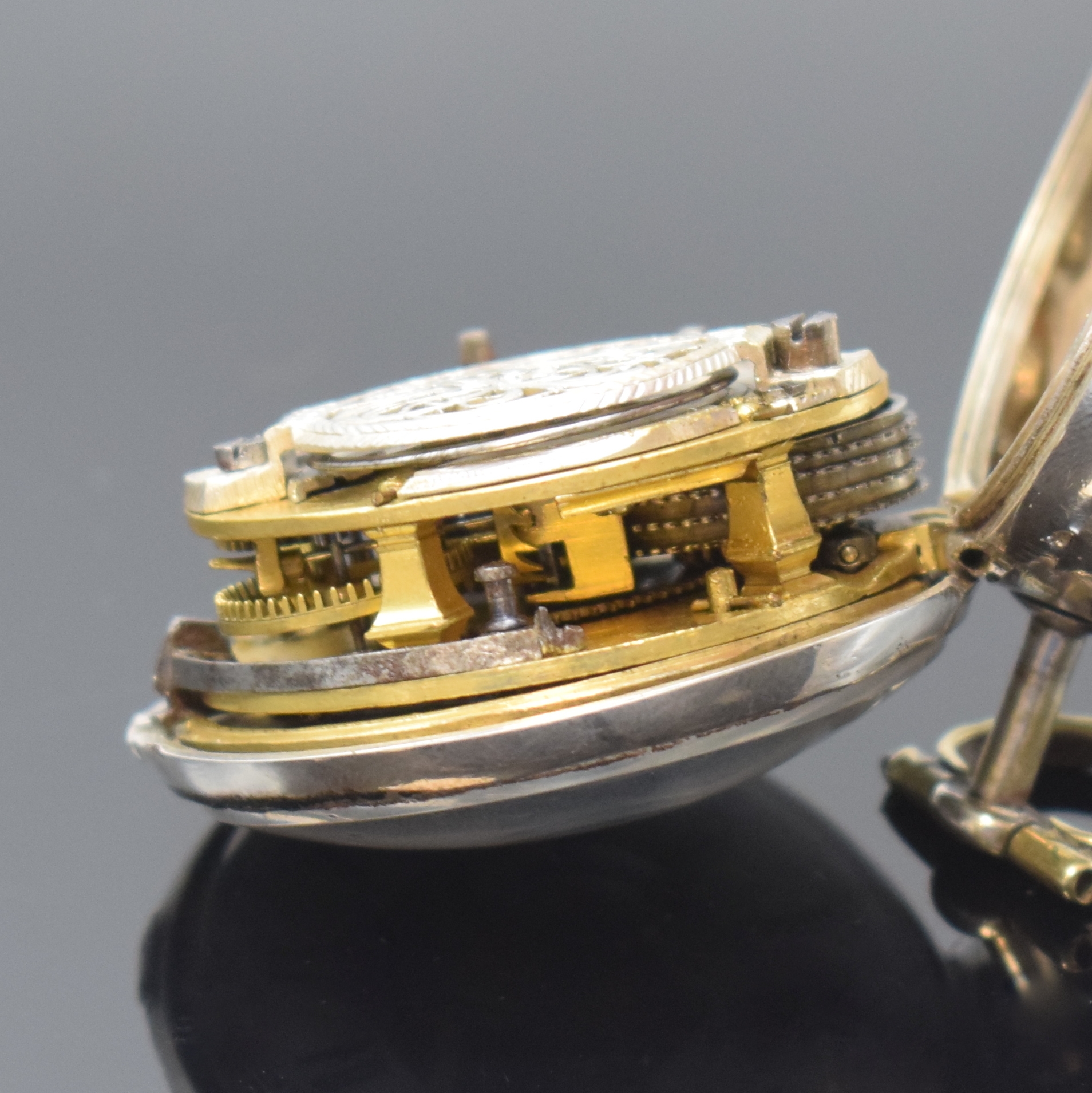 Detail g: Spindeltaschenuhr in Silber, London lt. Hallmark 1783, grav. Übergeh., Silbergeh. dell., Emailzifferbl. m. röm. Zahlen, im Zentrum m. Emailmalerei, ...