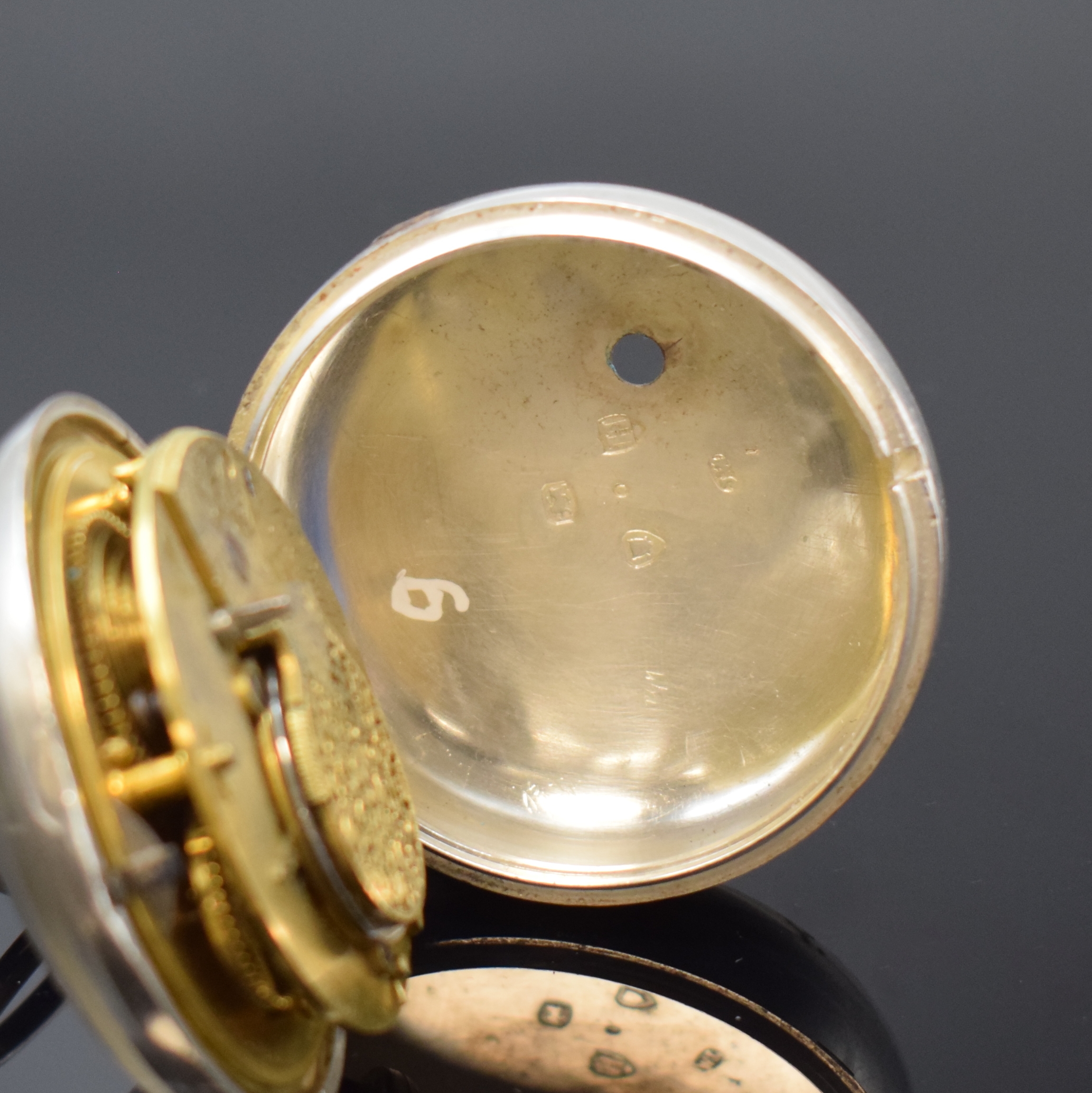 Detail d: J.JEFFERSON englische Spindeluhr in Silber, London lt. Hallmark 1883, Geh. u. Übergeh. dell., Emailzifferbl. m. röm. Zahlen, gold. Birnenzeiger, ...