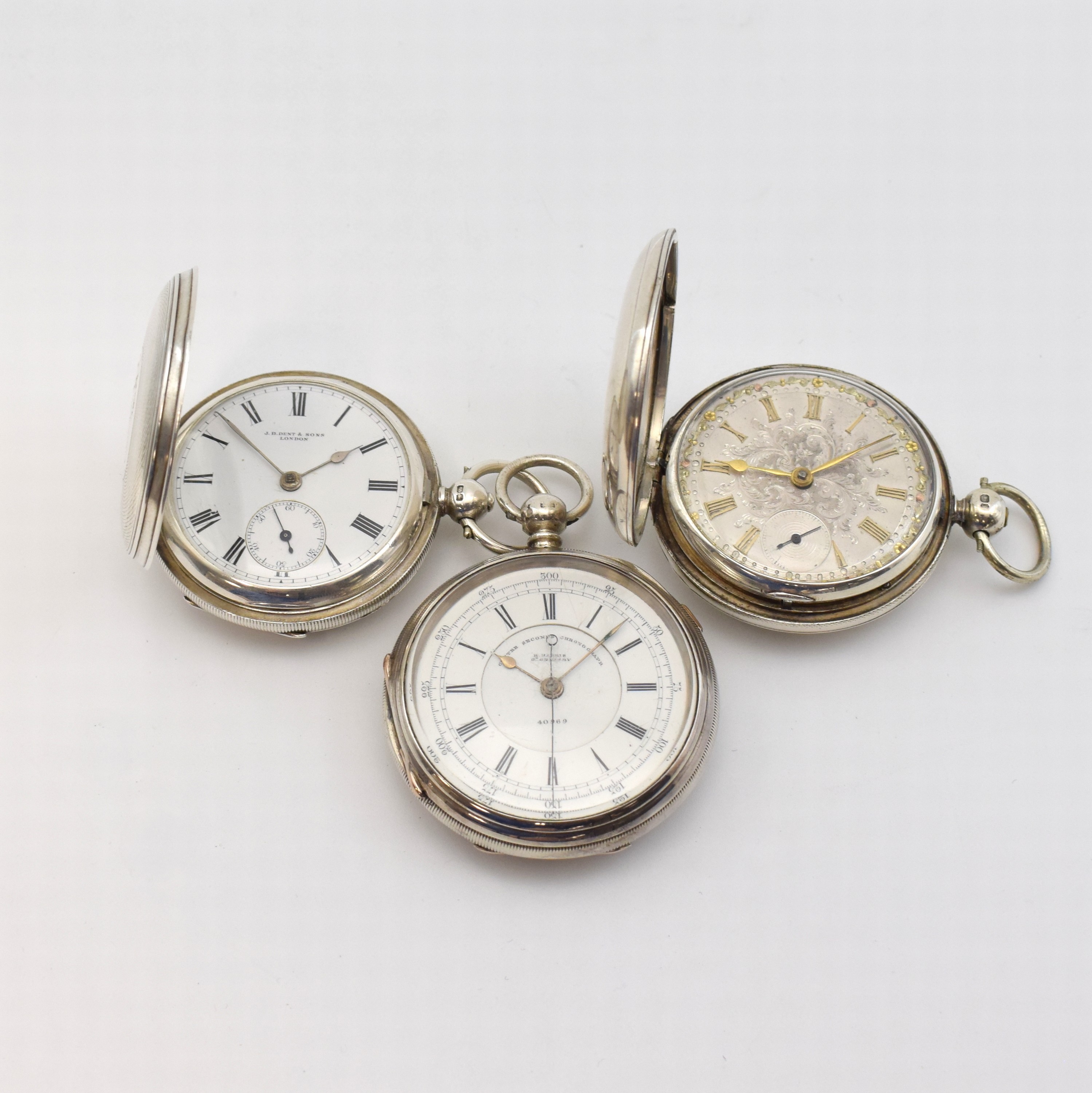 Konvolut: 3 schwere englische Taschenuhren in Sterlingsilber, um 1880, verg. Werke m. Spitzzahnankerhemmung, Kette u. Schnecke, 2x Savonette-Geh., 1x ...