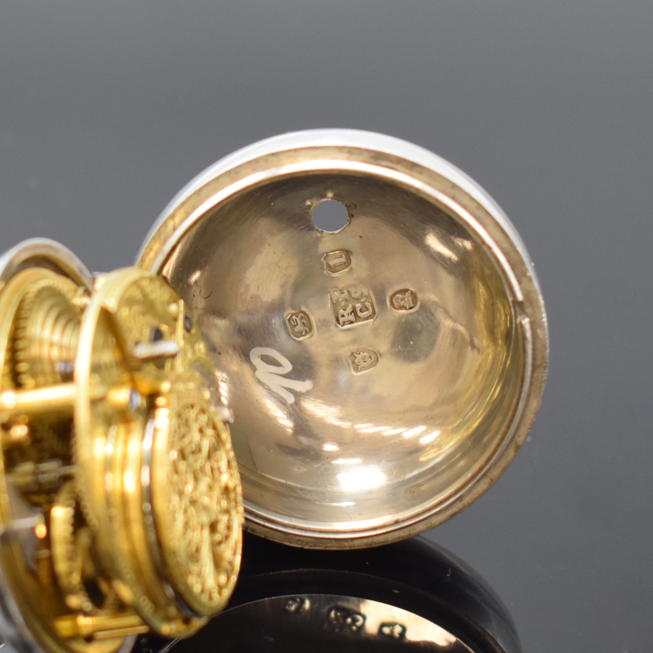 Detail d: ROBERT BRIDGES Spindeltaschenuhr mit Übergehäuse in Silber, London lt. Hallmark 1804, Geh. u. Übergeh. dell., riss. Emailzifferbl., Std.-Anz. in ...