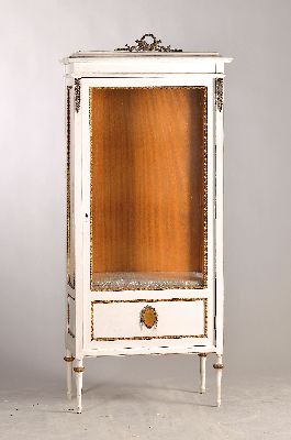 Image 26917515 - Vitrine, um 1900, Holz in weiß gefaßt, dreiseitig verglast, 2 ...