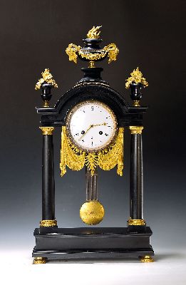 Große Portaluhr, Frankreich, Empire um 1810, Gehäuse Schiefer, verstellbare verzierte Füße, vier Säulen auf Plinthen mit vergoldeten Basen und ...