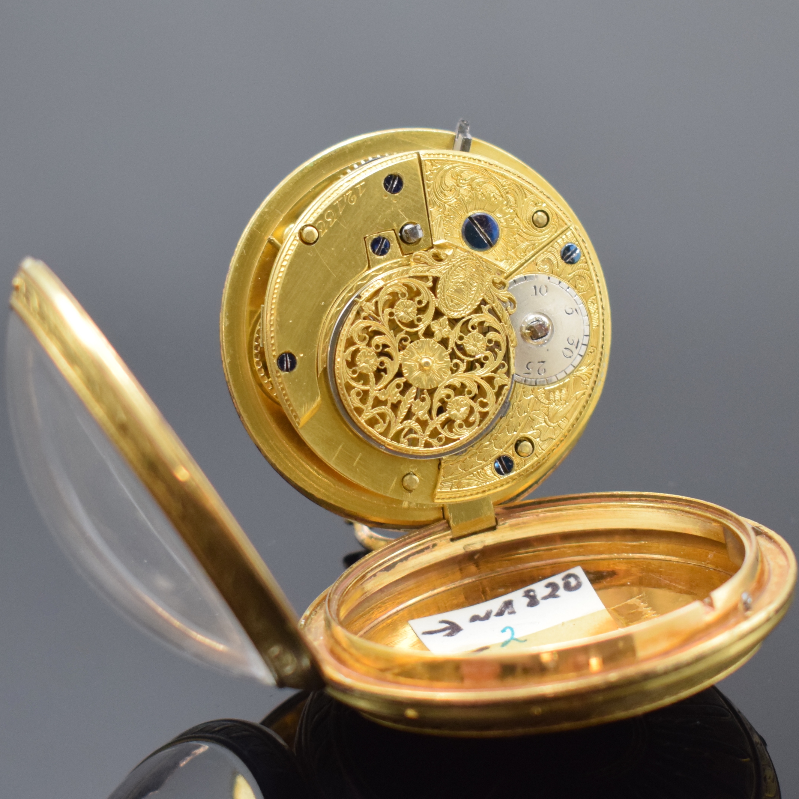 Detail c: 2 Spindeltaschenuhren davon eine mit Emailmalerei, Schweiz/Frankreich um 1820, 1x verg. Geh., Emailzifferblätter 1x riss., arab. Zahlen, gebl. u. ...