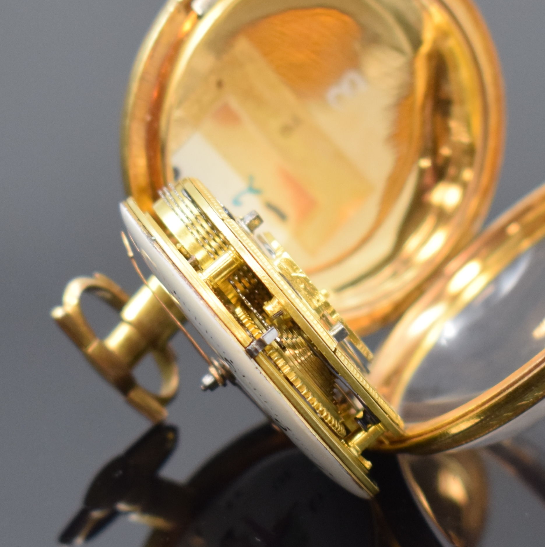 Detail d: 2 Spindeltaschenuhren davon eine mit Emailmalerei, Schweiz/Frankreich um 1820, 1x verg. Geh., Emailzifferblätter 1x riss., arab. Zahlen, gebl. u. ...