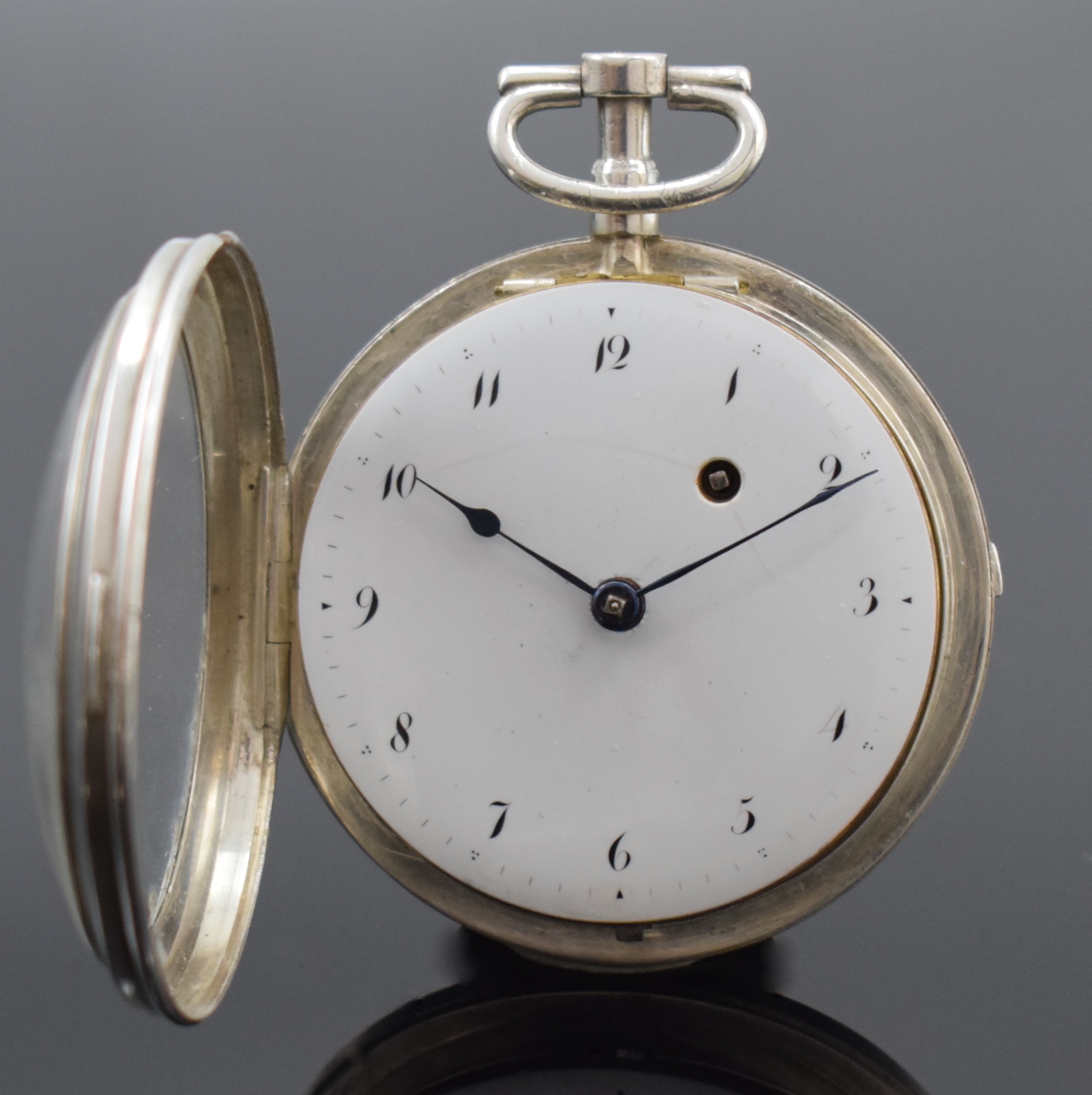 Detail f: 2 Spindeltaschenuhren davon eine mit Emailmalerei, Schweiz/Frankreich um 1820, 1x verg. Geh., Emailzifferblätter 1x riss., arab. Zahlen, gebl. u. ...