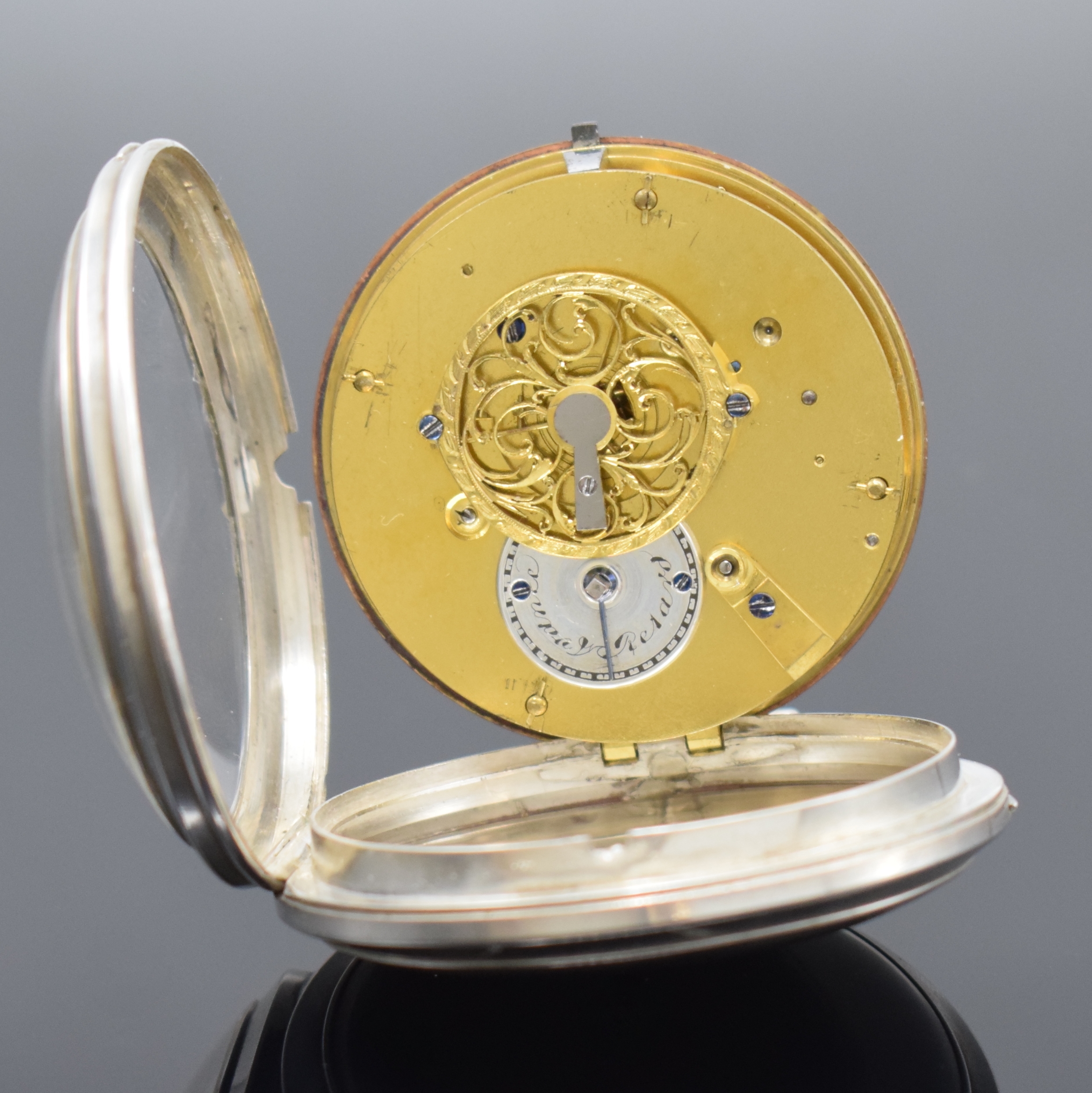 Detail g: 2 Spindeltaschenuhren davon eine mit Emailmalerei, Schweiz/Frankreich um 1820, 1x verg. Geh., Emailzifferblätter 1x riss., arab. Zahlen, gebl. u. ...