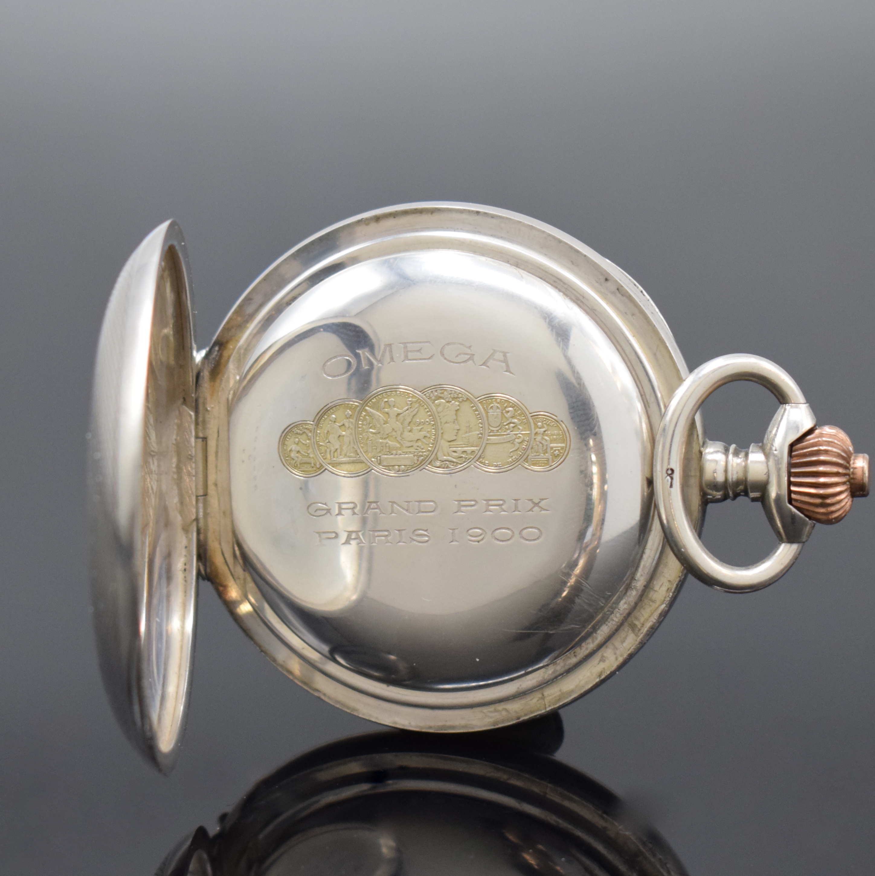 Detail b: OMEGA Cadran offene Silbertaschenuhr mit Chronograph, Schweiz um 1900, dell. Geh., guill. Rückdeckel m. Monogrammspiegel, Cuvette m. Medaillen ...
