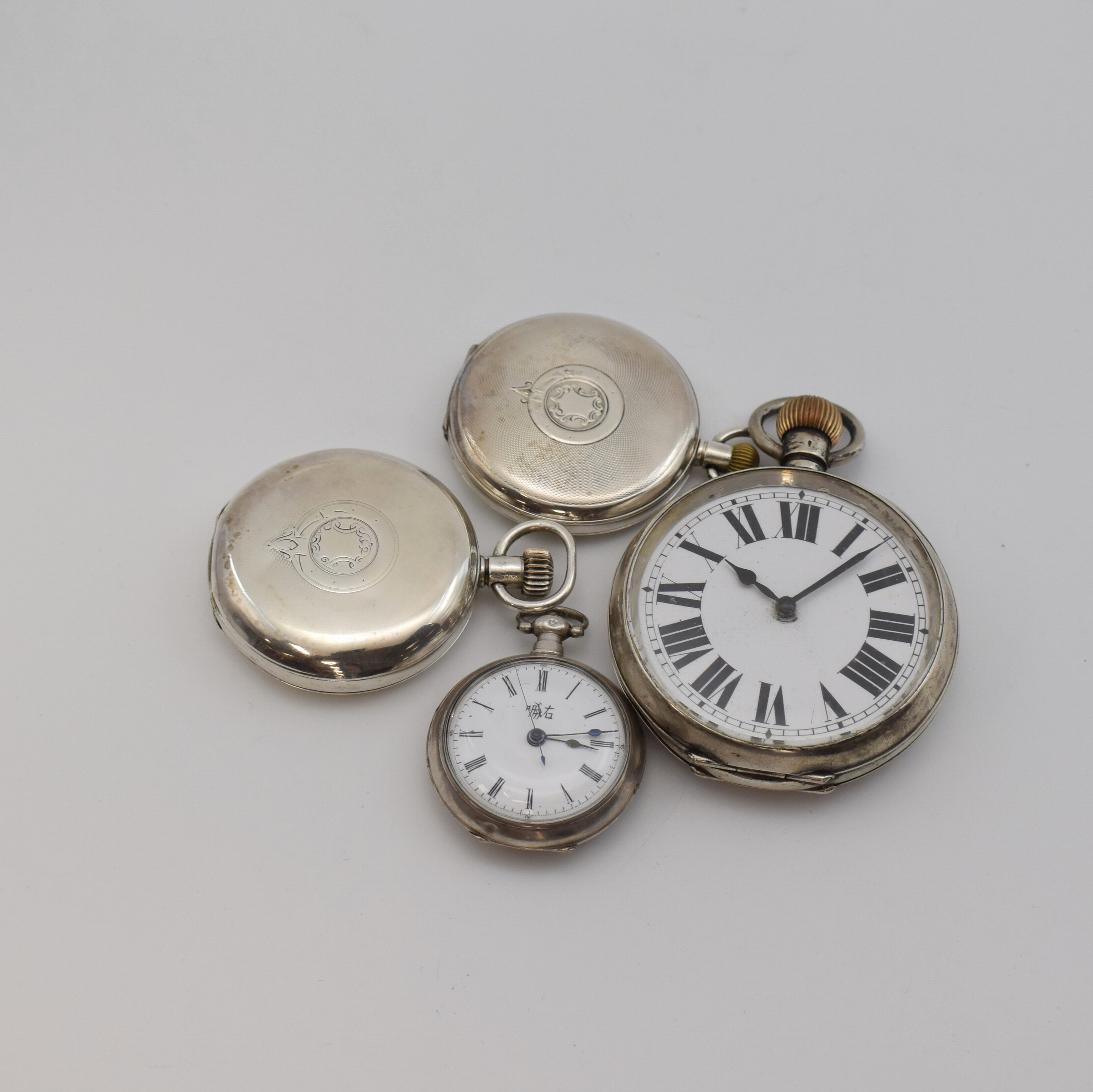 Detail a: Konvolut: 4 Silbertaschenuhren, Schweiz ca. 1870-1920, 1) offene Damentaschenuhr für den Chinesischen Markt, Emailzifferbl., Zentralsek., vollgrav. ...