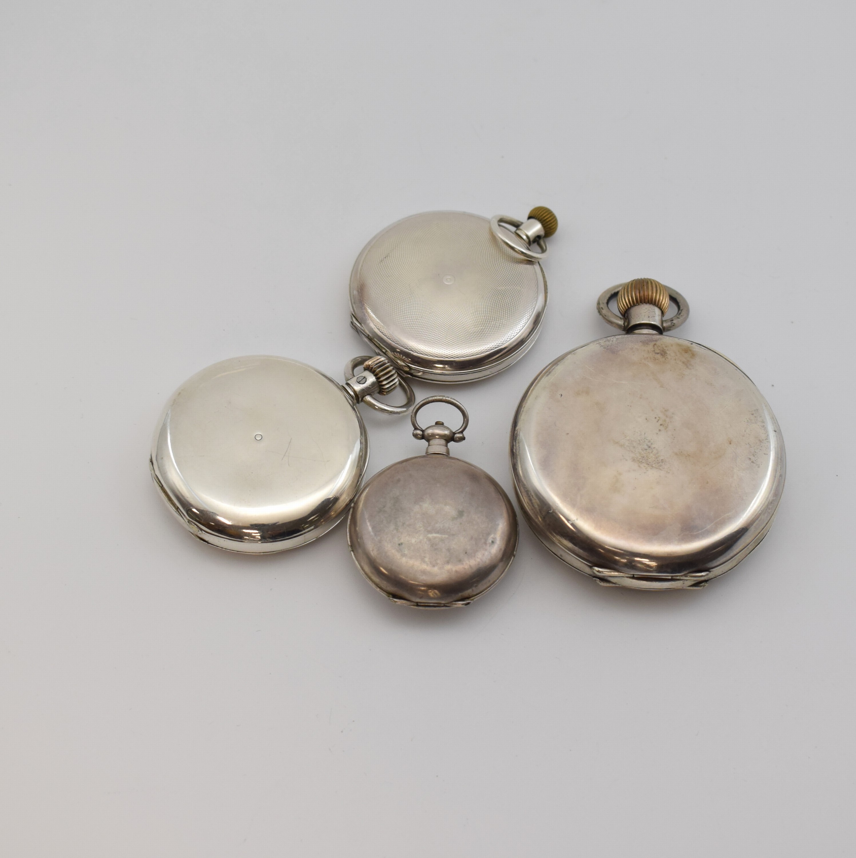Detail b: Konvolut: 4 Silbertaschenuhren, Schweiz ca. 1870-1920, 1) offene Damentaschenuhr für den Chinesischen Markt, Emailzifferbl., Zentralsek., vollgrav. ...